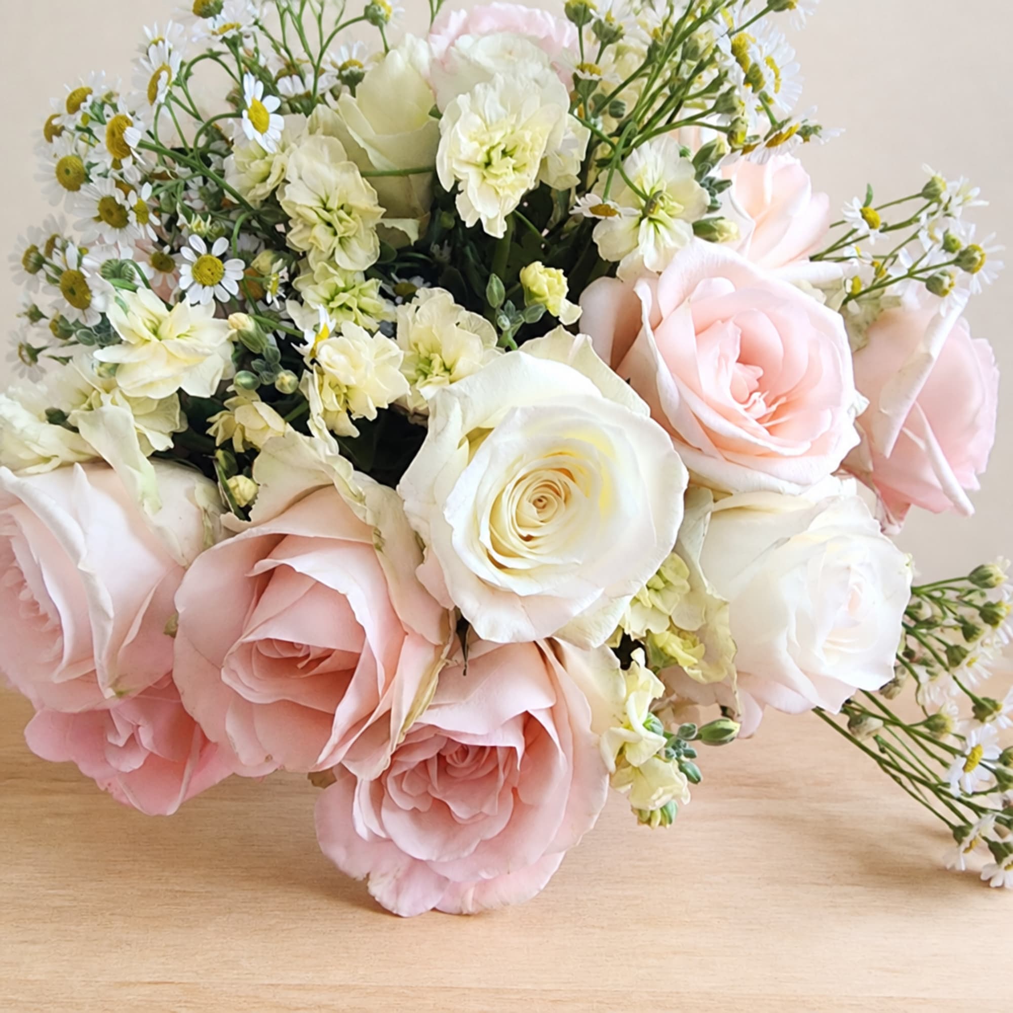 Bouquet of pale pink and white roses with small daisy-like flowers, photo 4 of 4