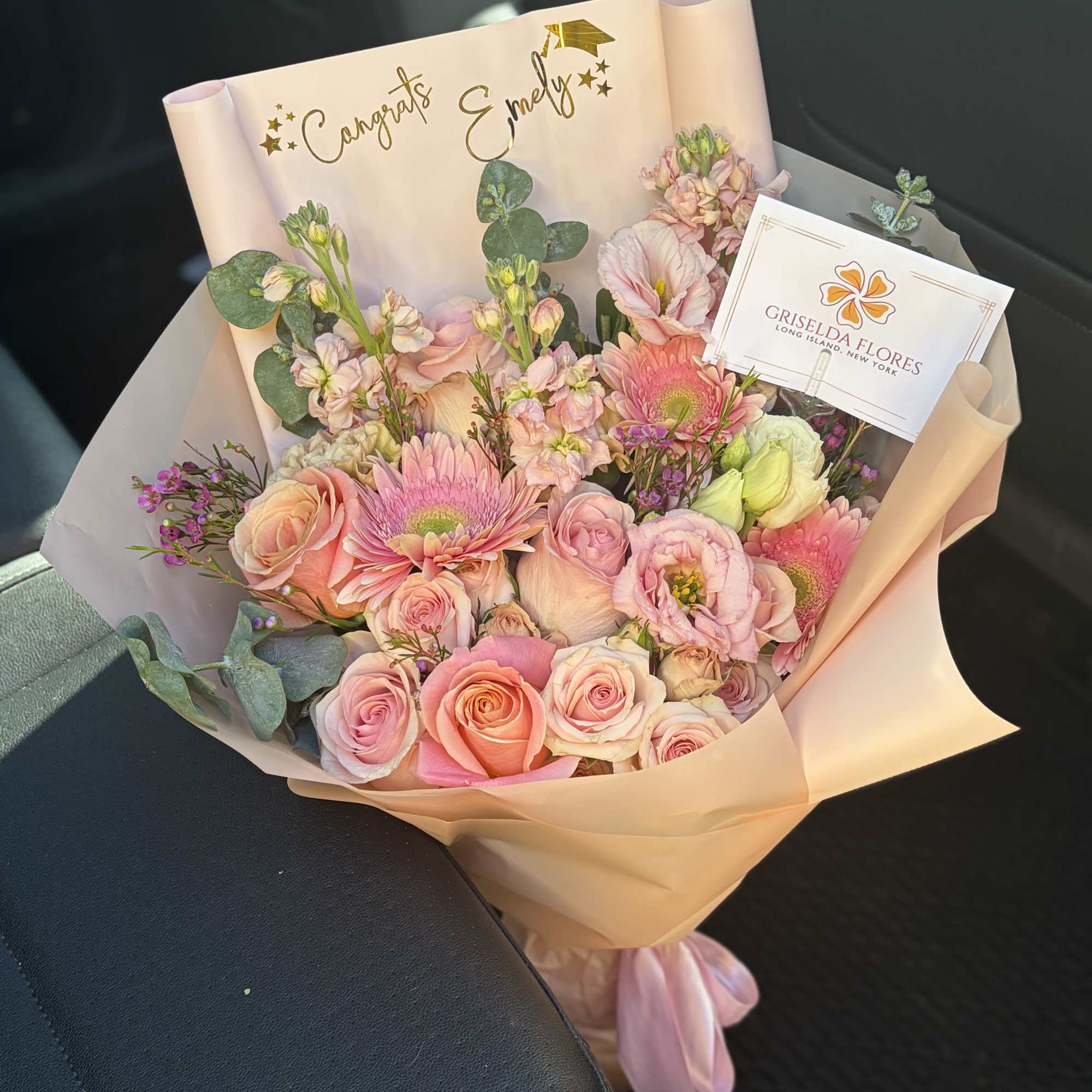 Este es un lindo ramo de flores para graduadas.