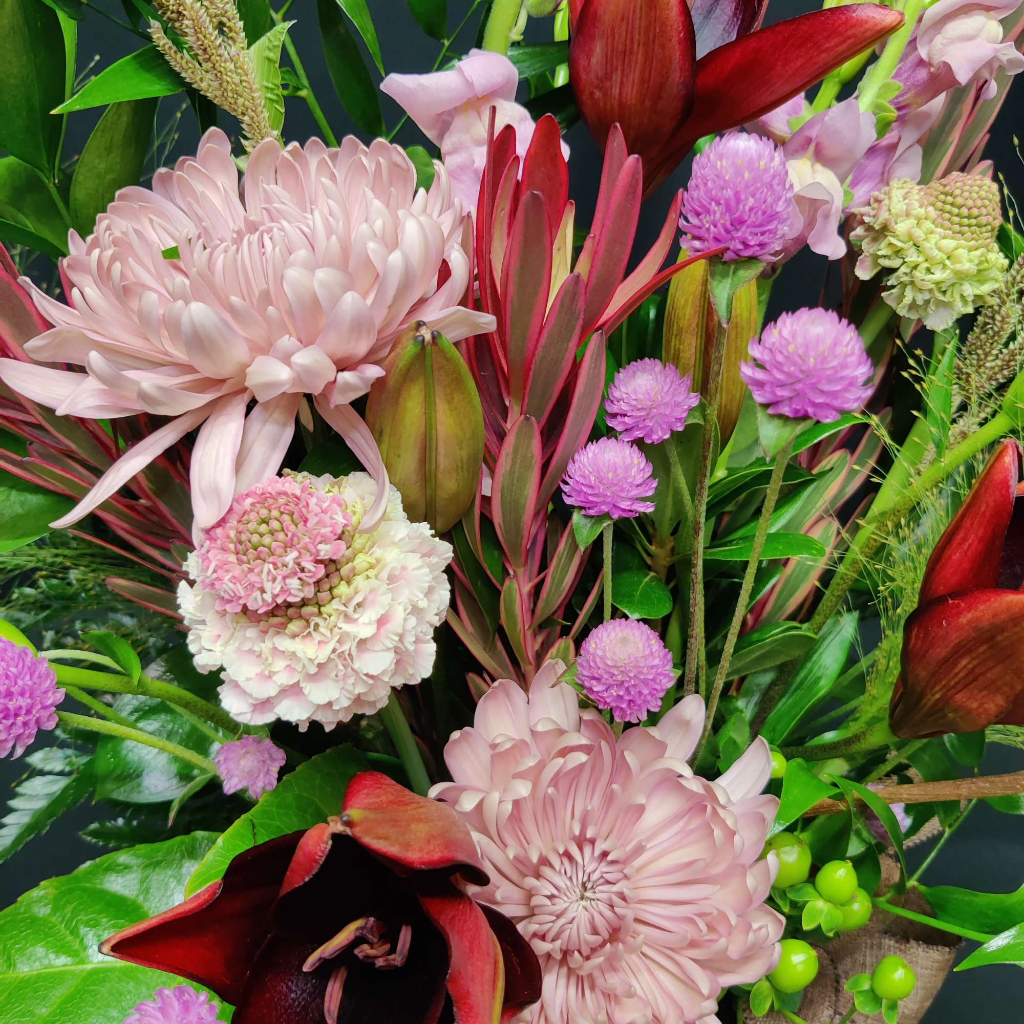 Mixed bouquet with pale pink chrysanthemums and deep red calla lilies