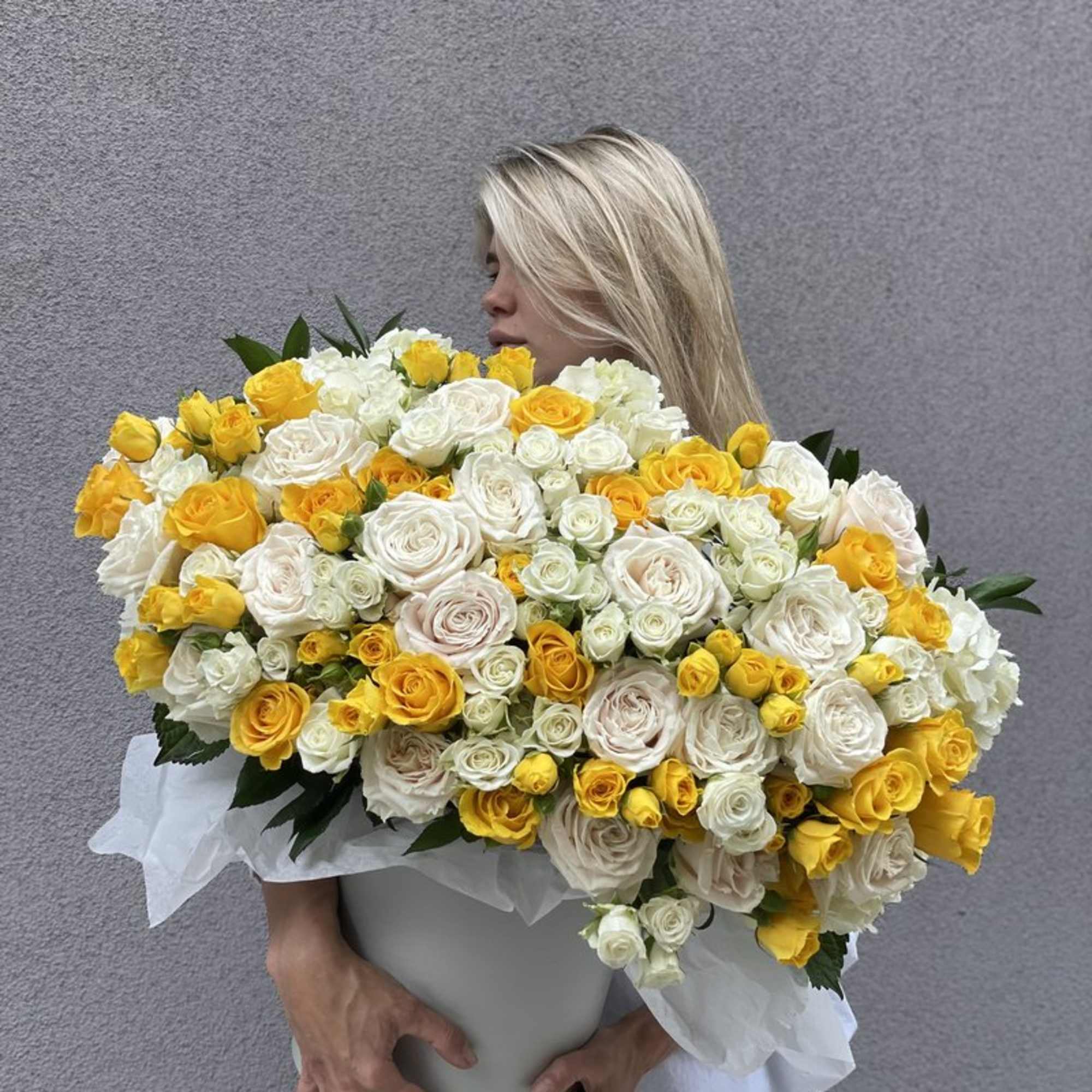 Large bouquet of white and yellow roses in a white box, photo 3 of 5