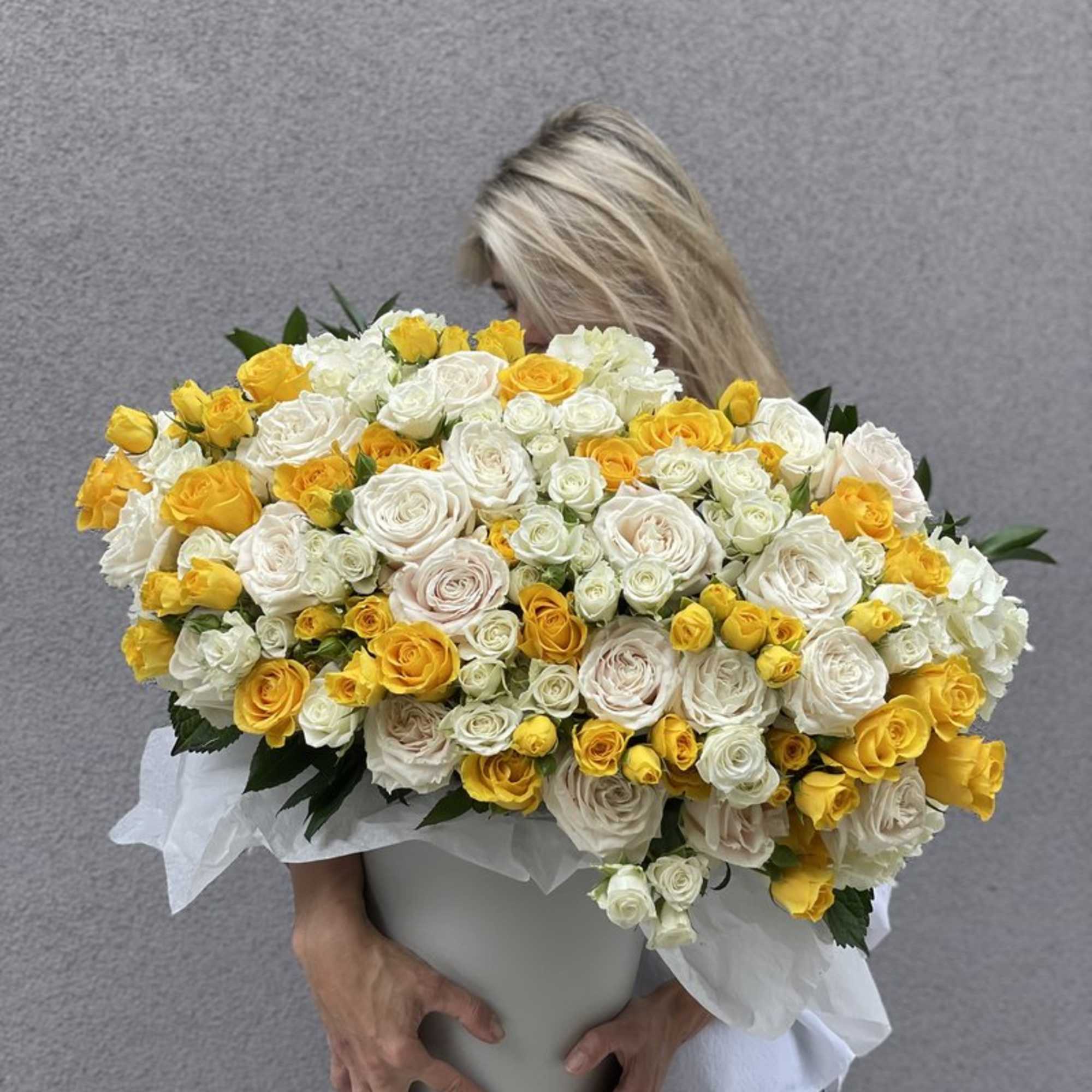 Large bouquet of white and yellow roses in a white box, photo 4 of 5