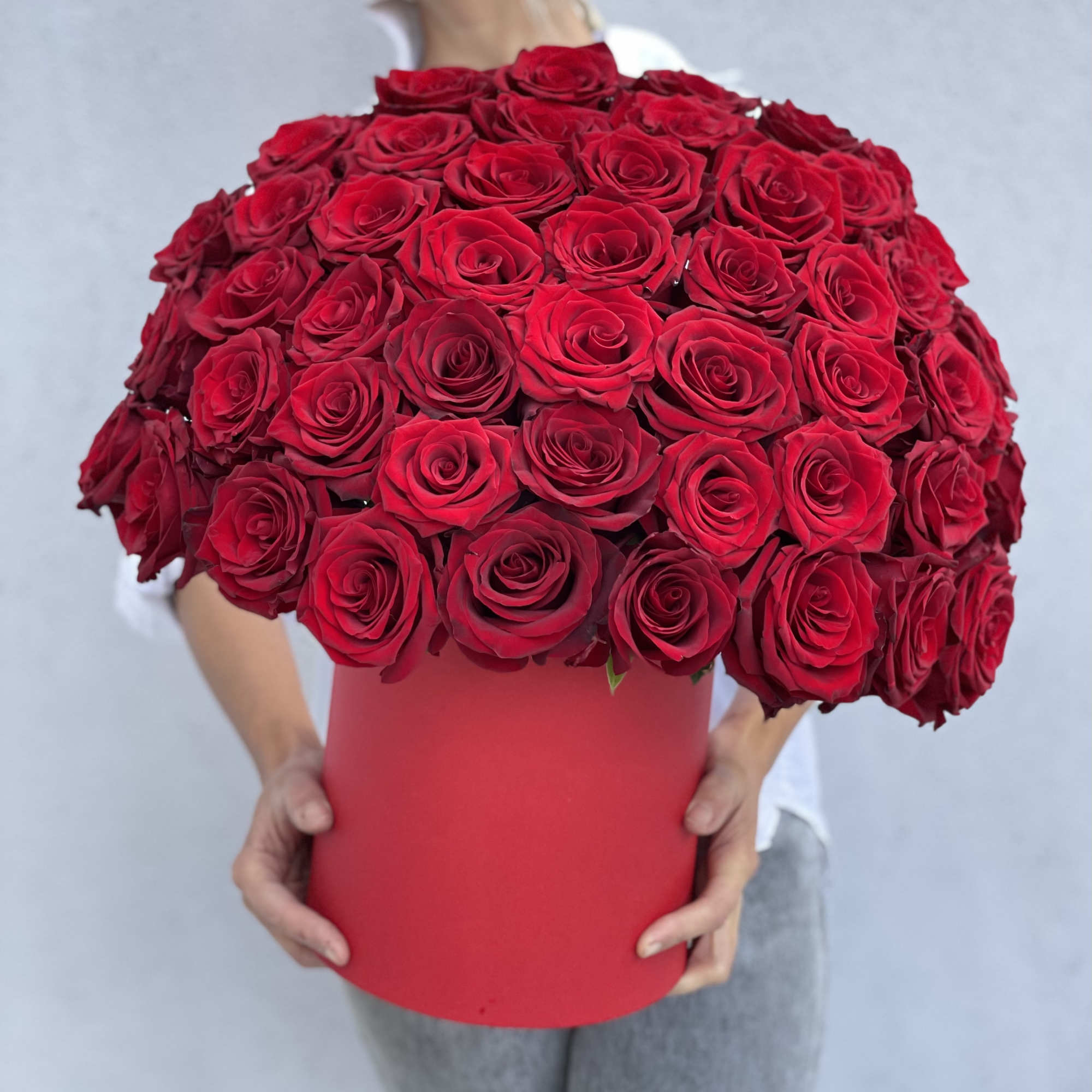 Large bouquet of red roses in a red box, photo 3 of 9