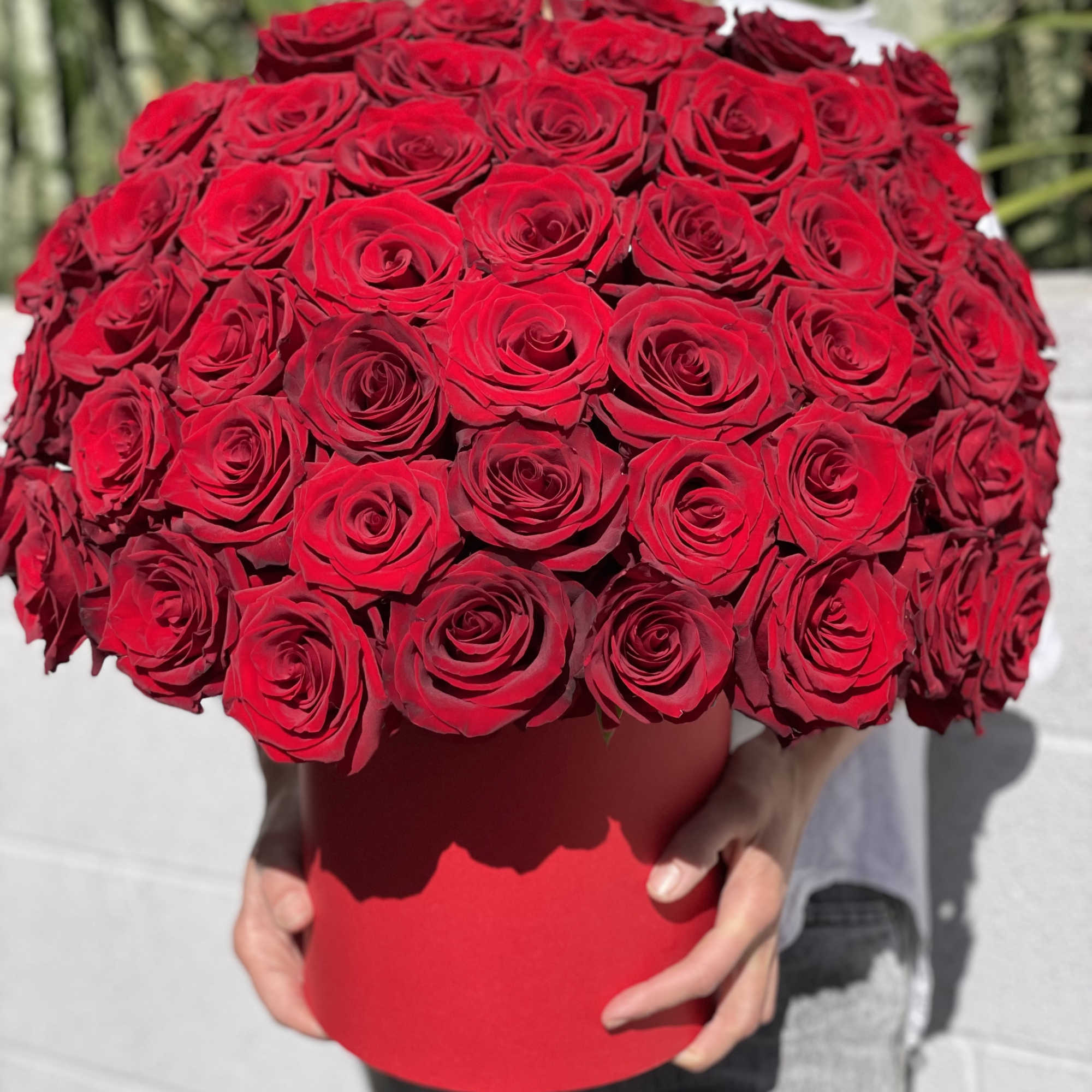 Large bouquet of red roses in a red box, photo 8 of 9