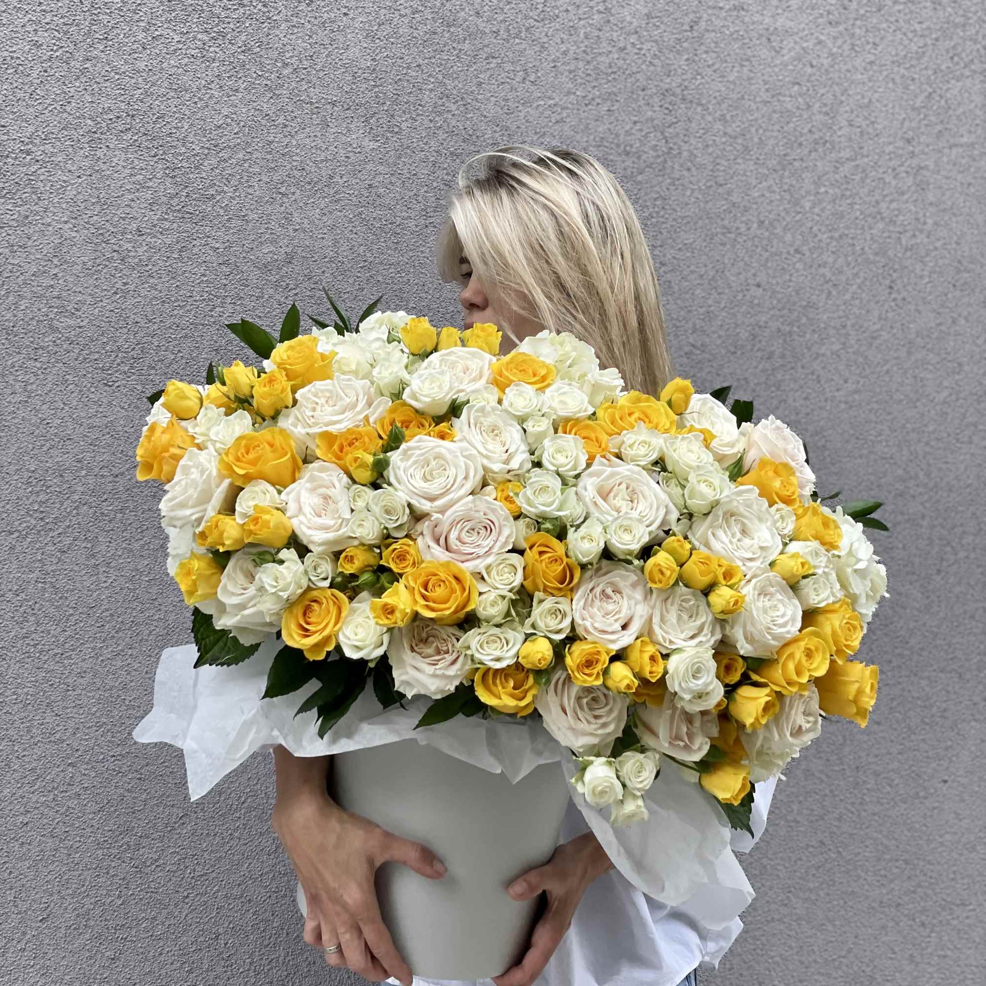 Large bouquet of yellow and white roses in a white box