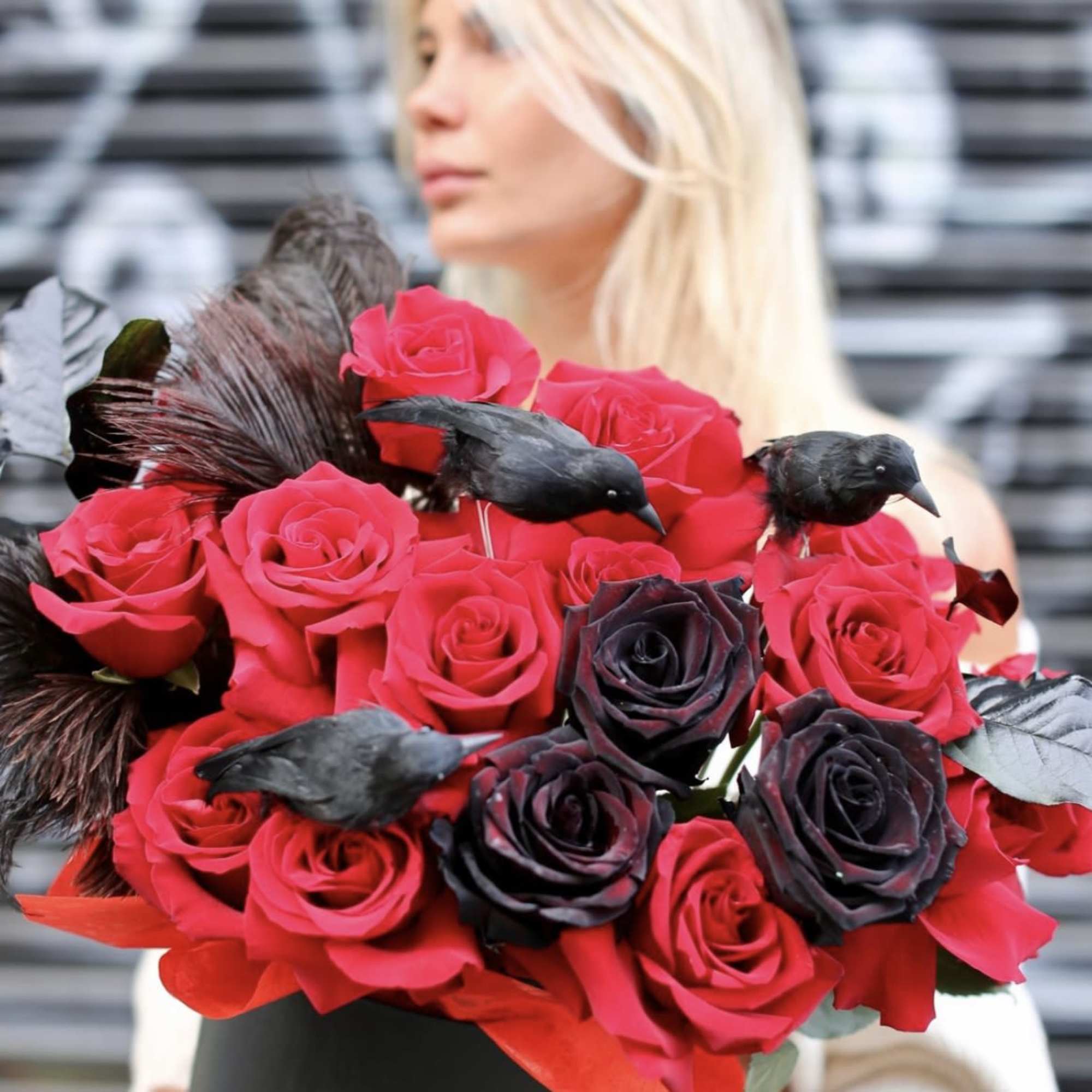 Bouquet of red and black roses with black bird decorations, photo 2 of 5