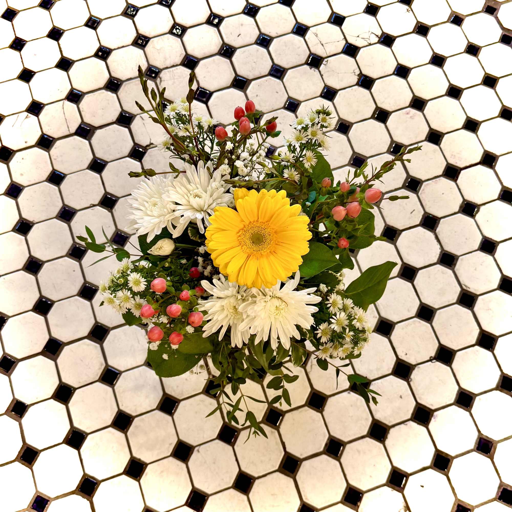 Sunny Days is a bright floral design in colors of yellow, white
