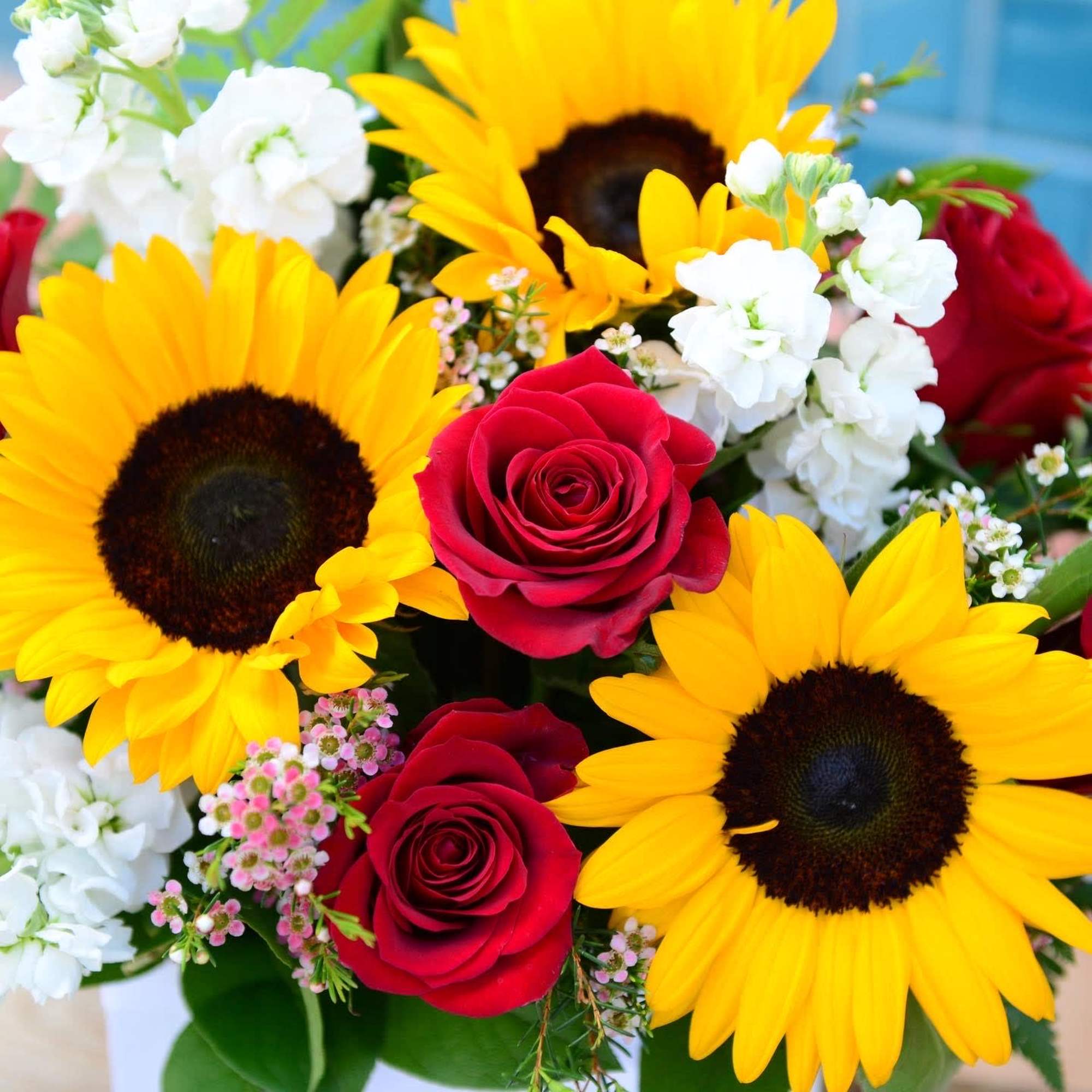 This bouquet is so bright and cheerful and is perfect to impress, photo 2 of 2