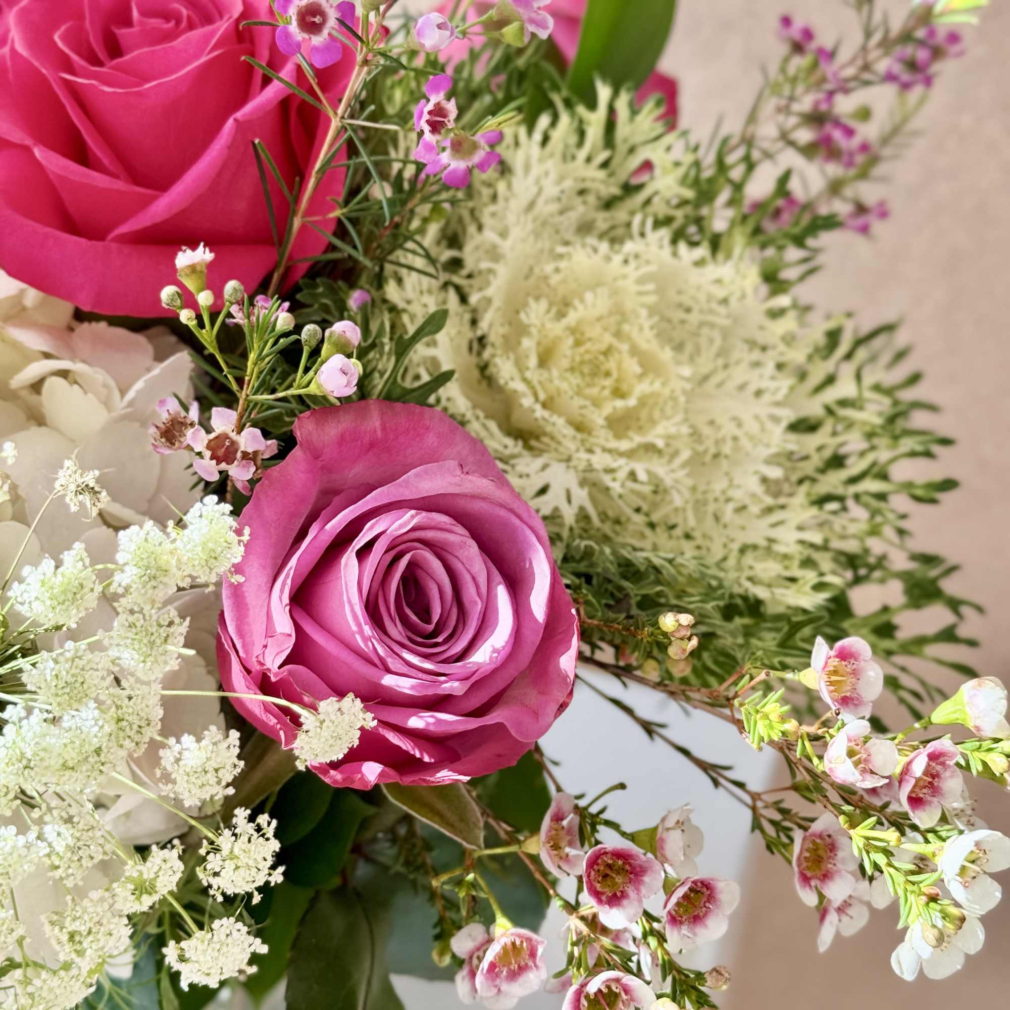 Colorful bunch of flowers in a clear glass vase, made with lots, photo 3 of 4