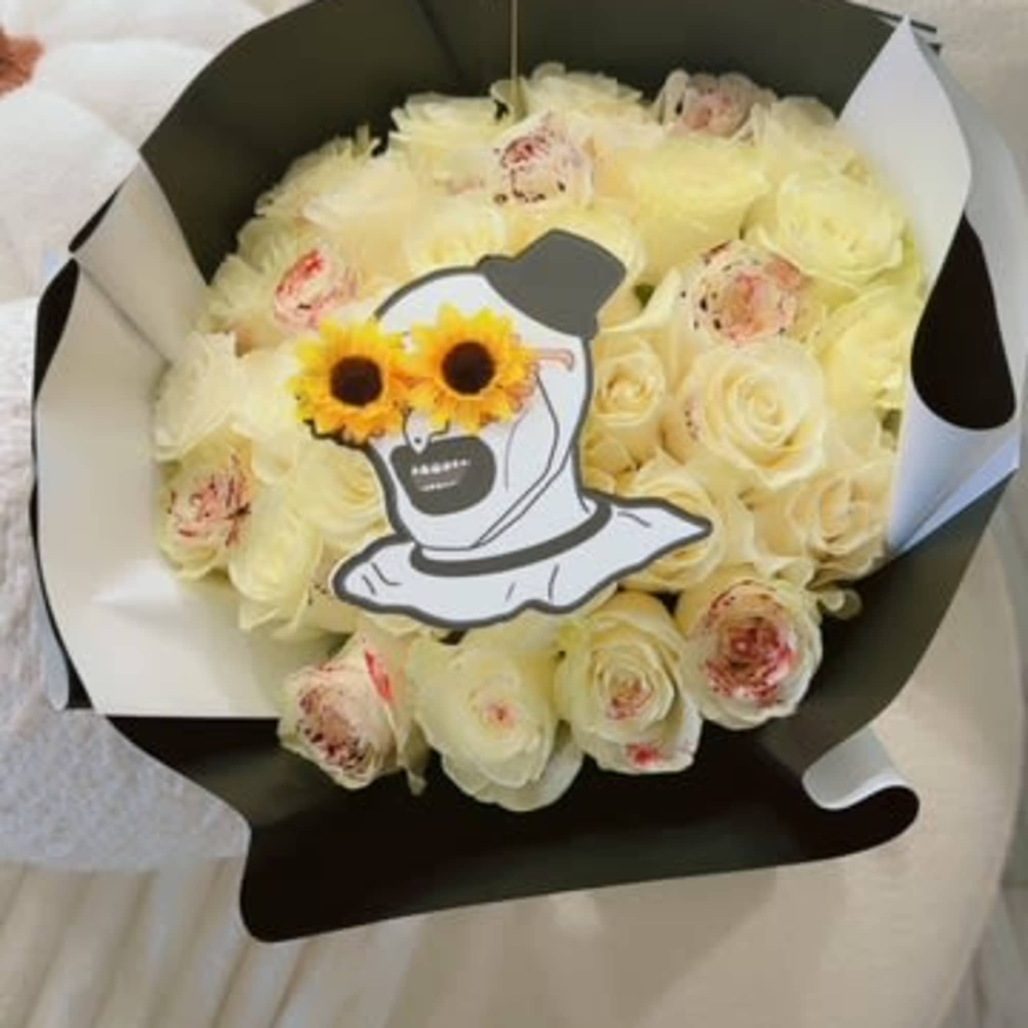 "This exclusive bouquet blends the elegance of white roses with the mysterious
