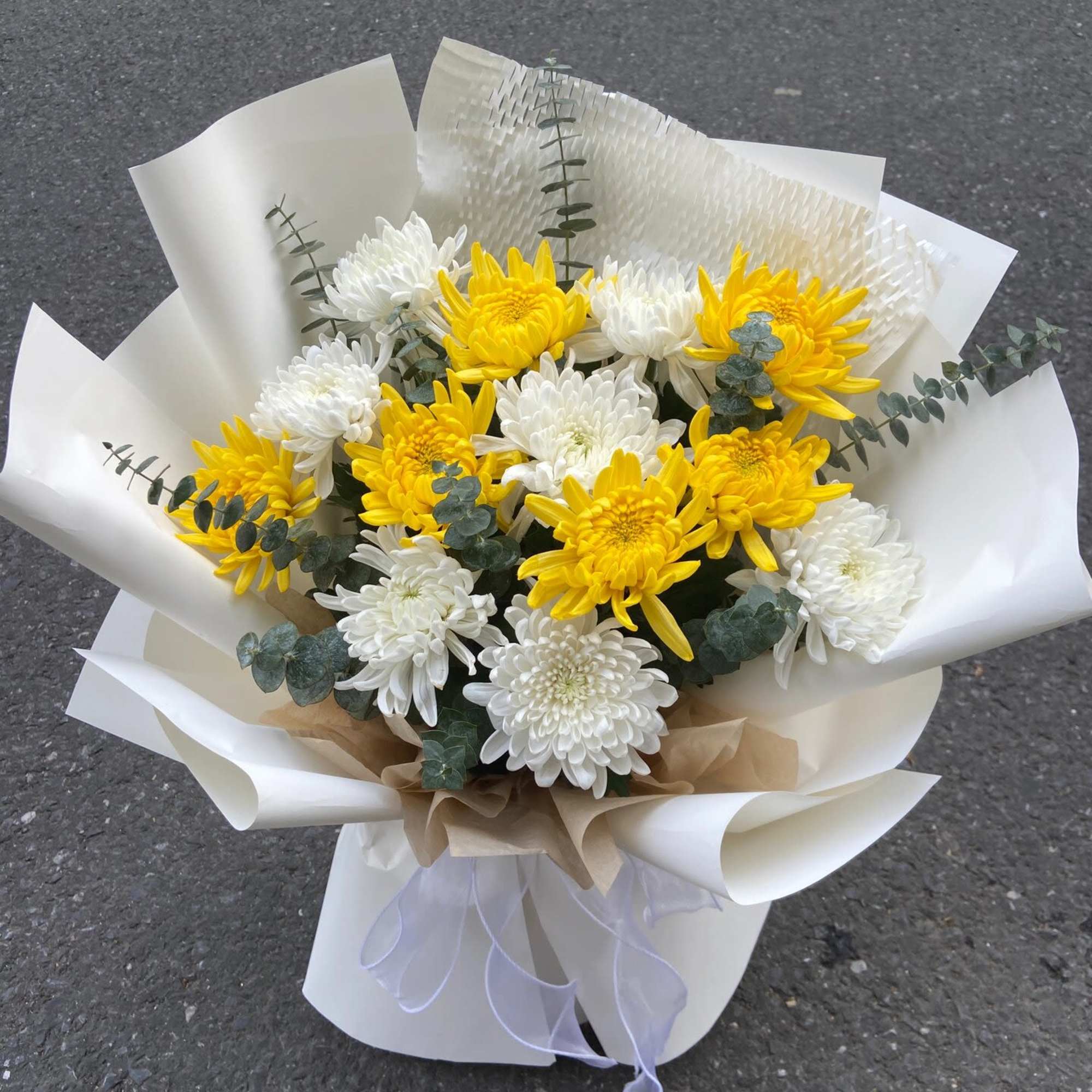 Bouquet of yellow and white chrysanthemums wrapped in white paper, photo 3 of 4