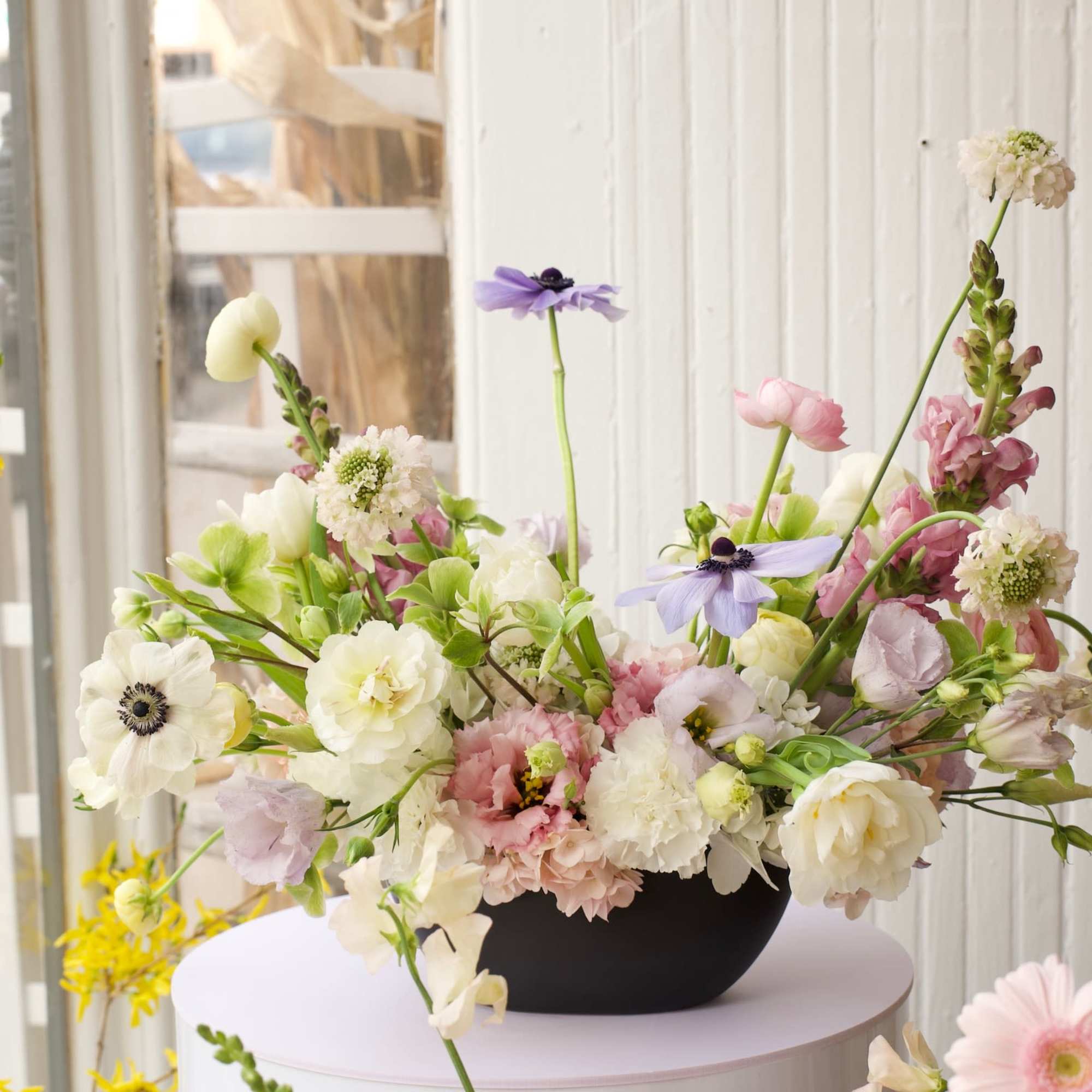 
Indulge in the opulence of spring with this sumptuous arrangement of snapdragon