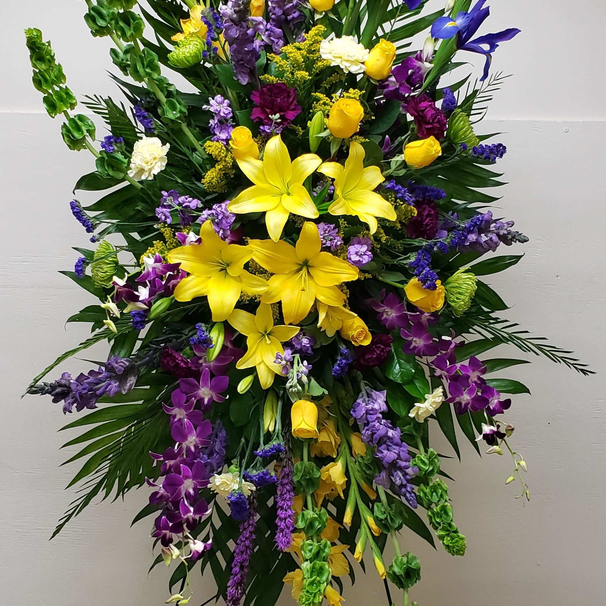 CELEBRATION OF LIFE MEMORIAL SPRAY ON EASEL BY TWIN TOWERS FLORIST., photo 2 of 2