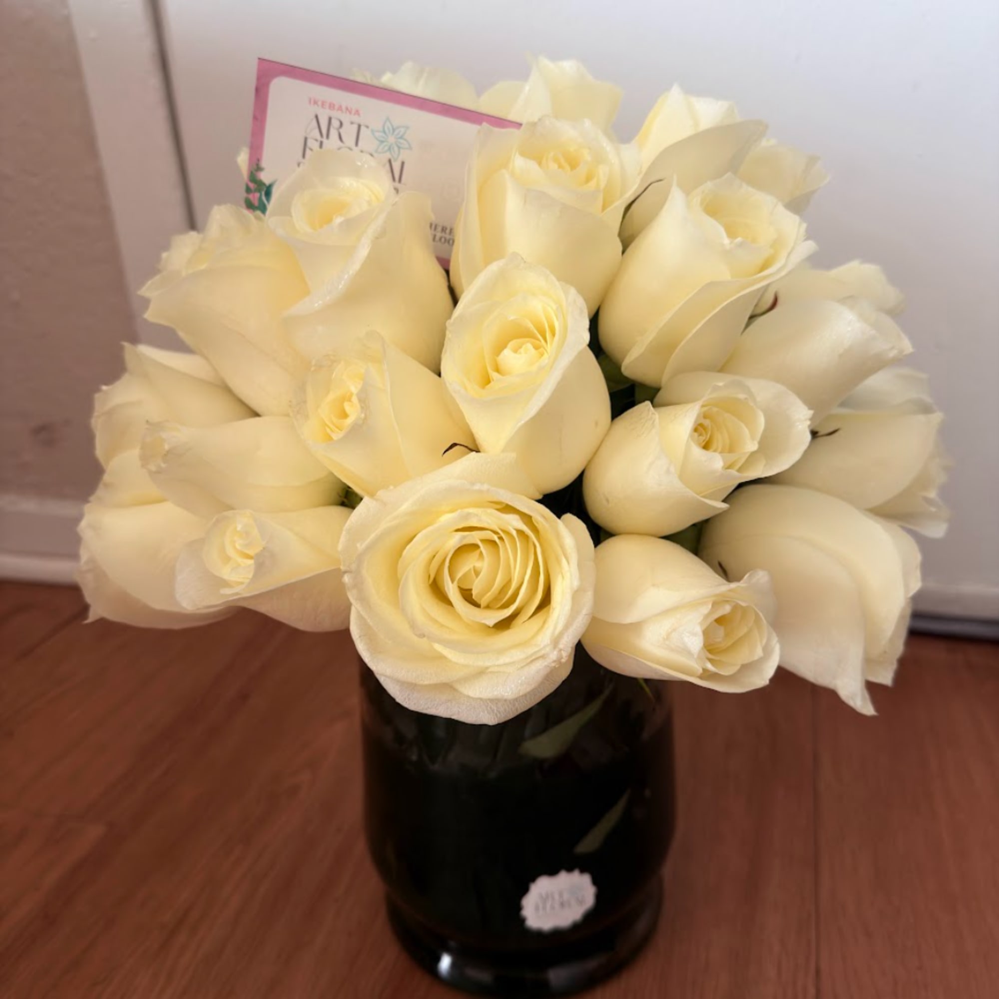 Bouquet of cream roses in a dark glass vase, photo 2 of 3