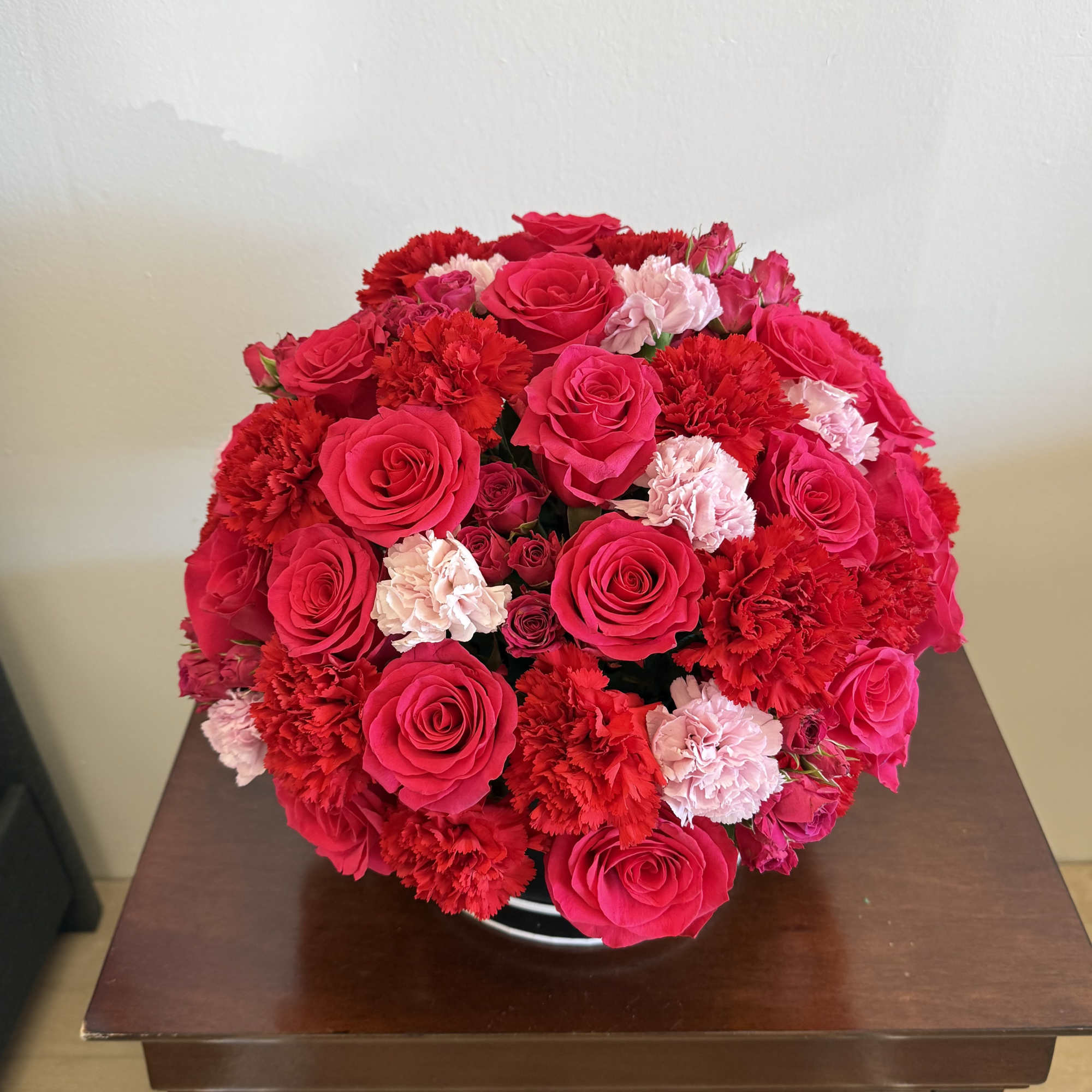 This arrangement is topped with 20-25 roses along the way of fine, photo 3 of 3