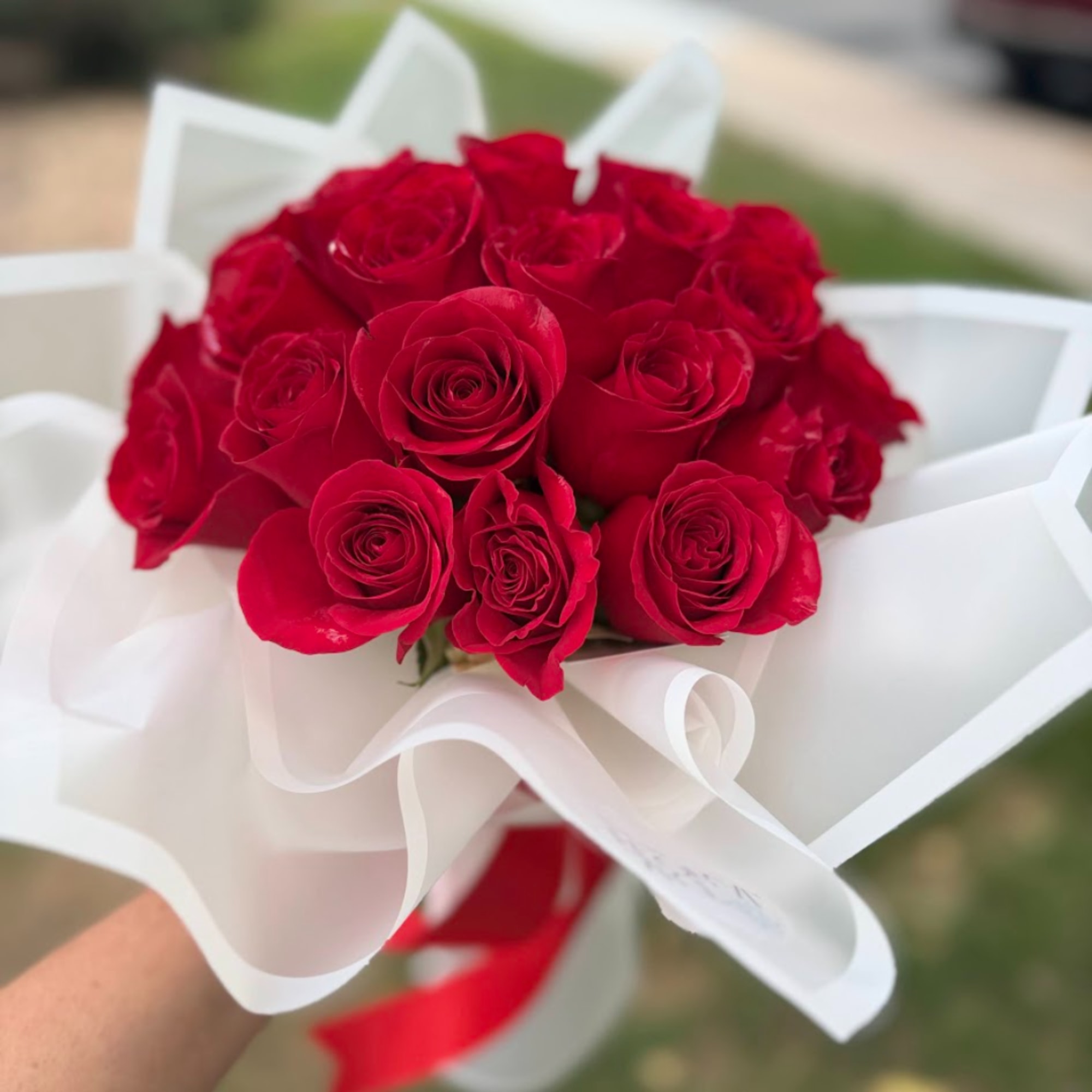 Bouquet of red roses wrapped in white paper, photo 2 of 3
