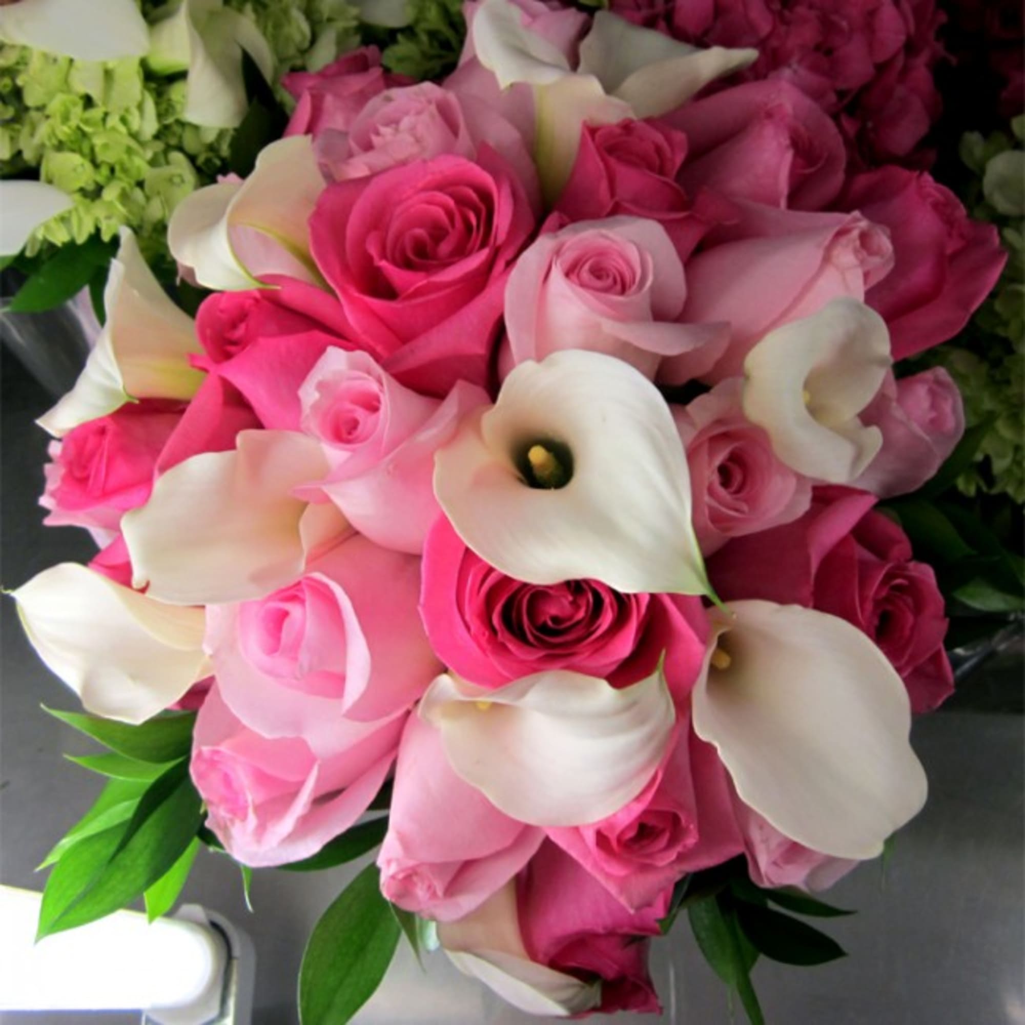 Bouquet of pink roses and white calla lilies