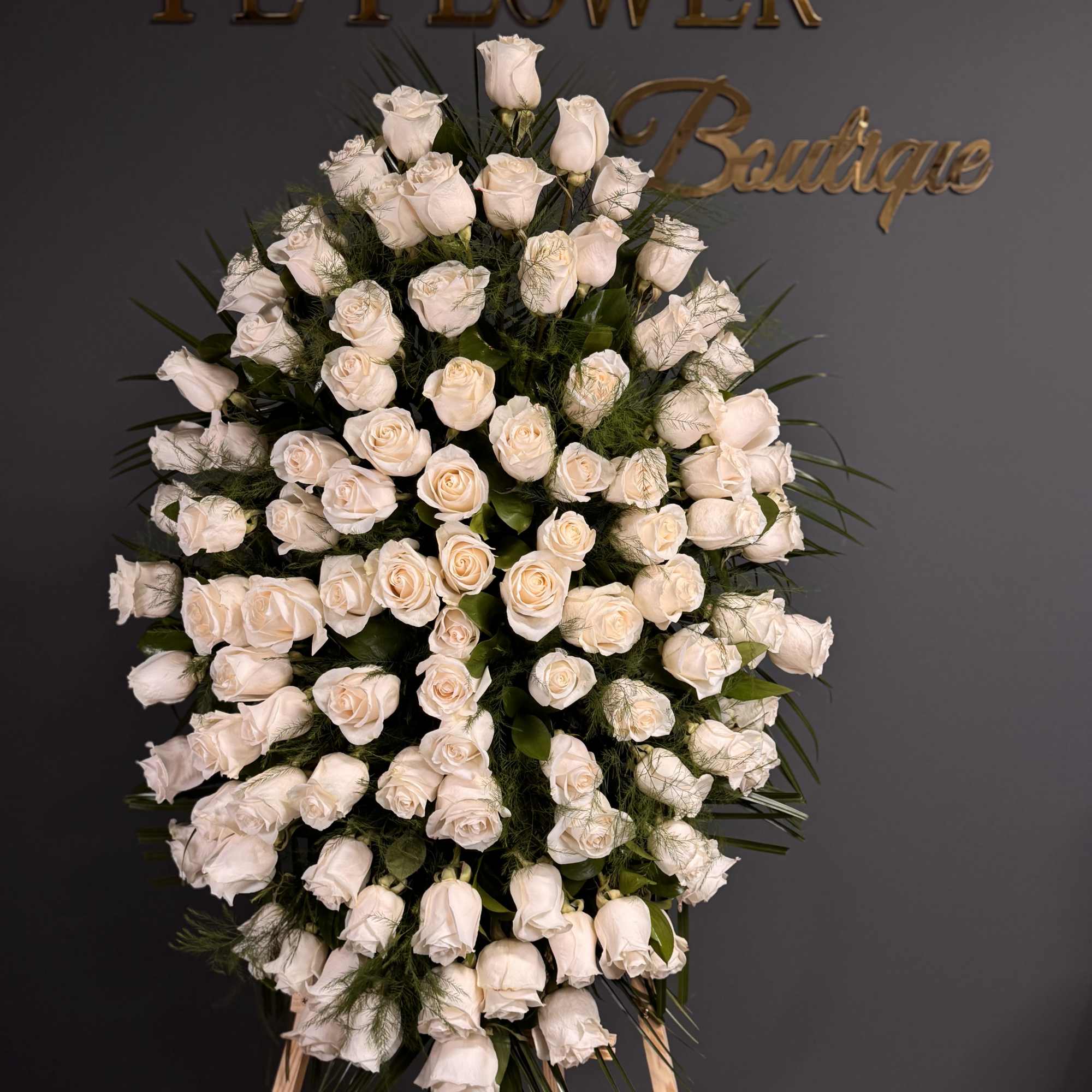 Large standing spray of white roses on an easel, photo 3 of 3