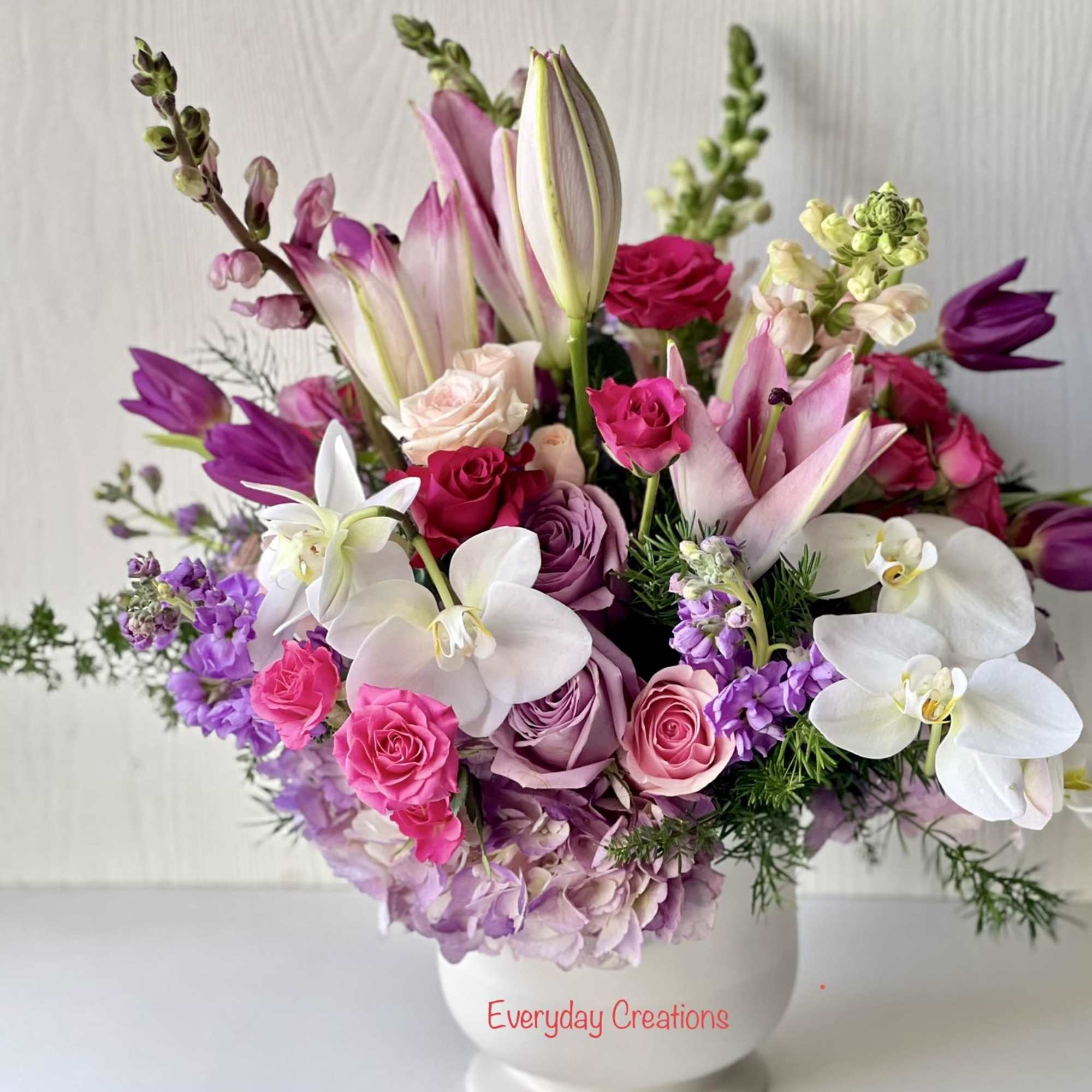 Live happily with the Ever After Bouquet. The bouquet features a stunning