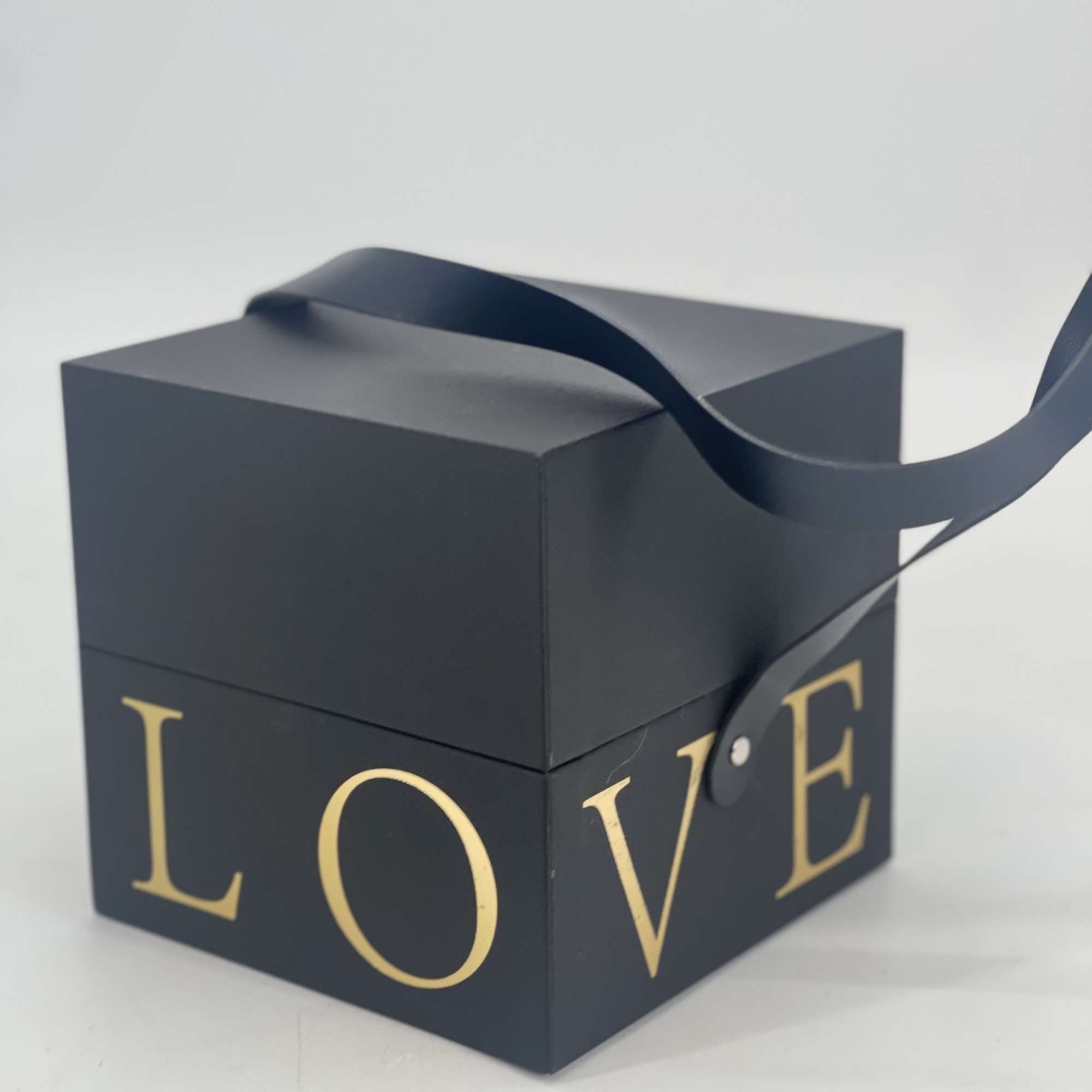 Premium preserved real roses ,carefully arranged in a couture keepsake box, shaped, photo 3 of 4