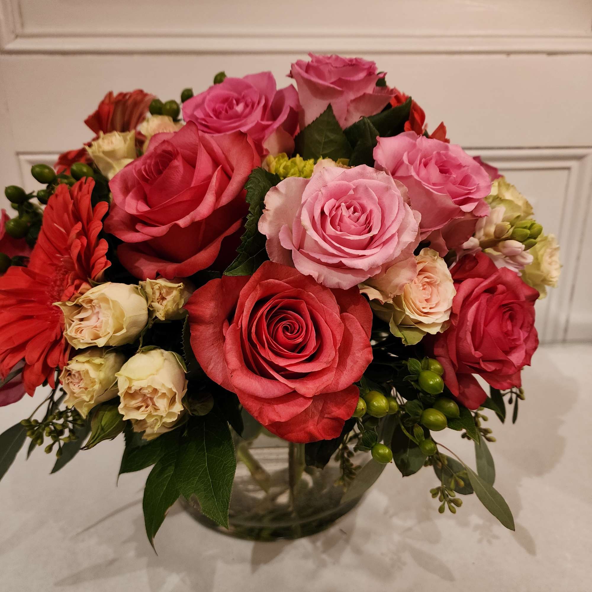 Bouquet of pink and red roses in a glass vase