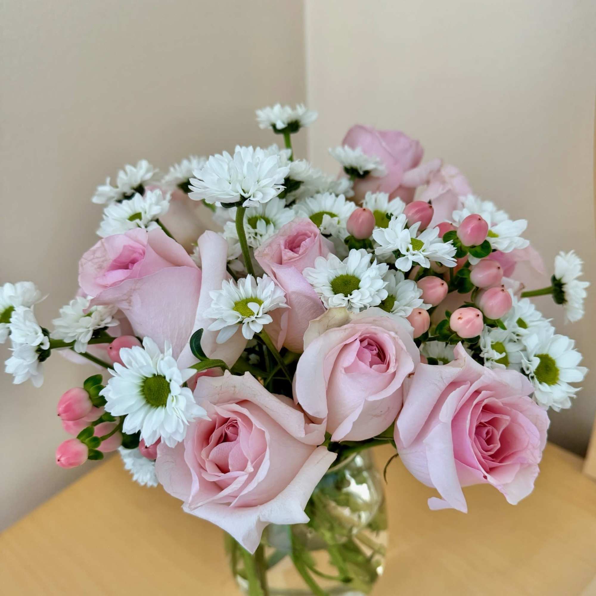 Pink roses and white daisies arranged in a clear glass vase, photo 3 of 4