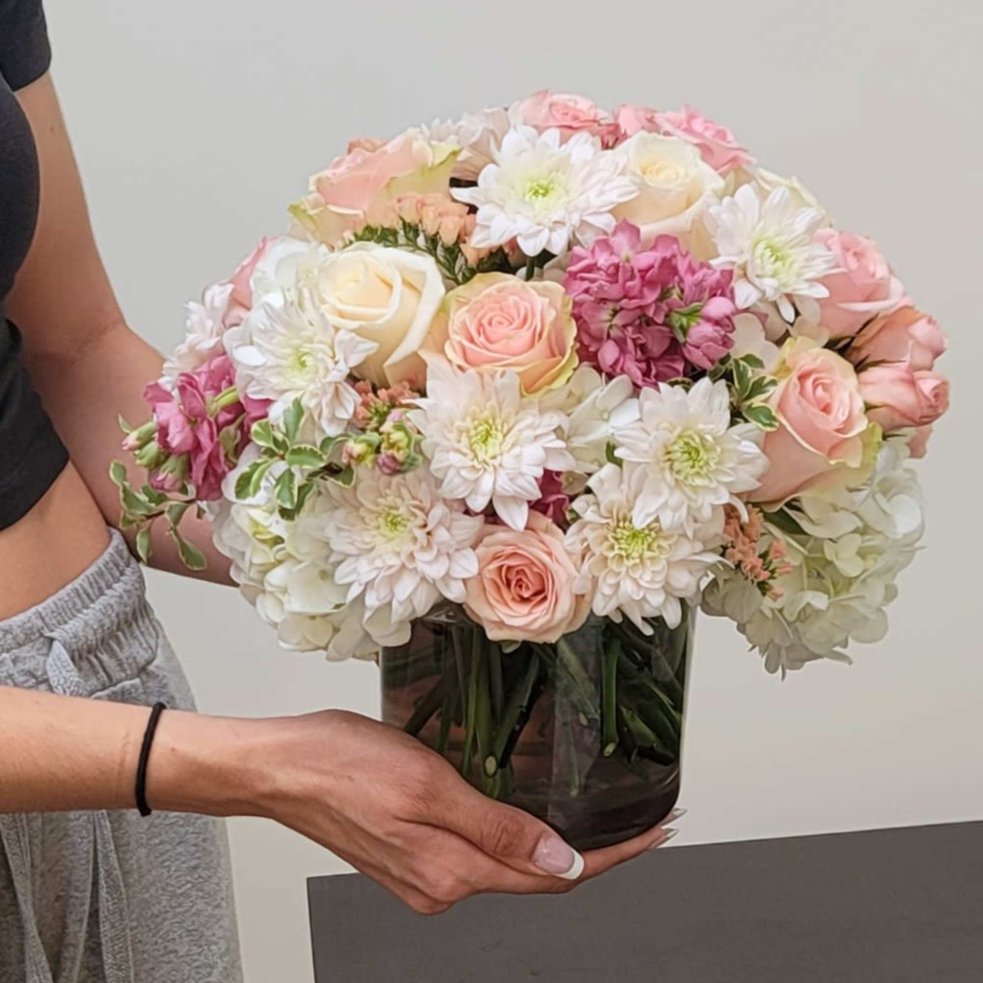 Refresh some one-day bouquets, with fresh flowers of chrysanthemum, daisies and garden, photo 2 of 2