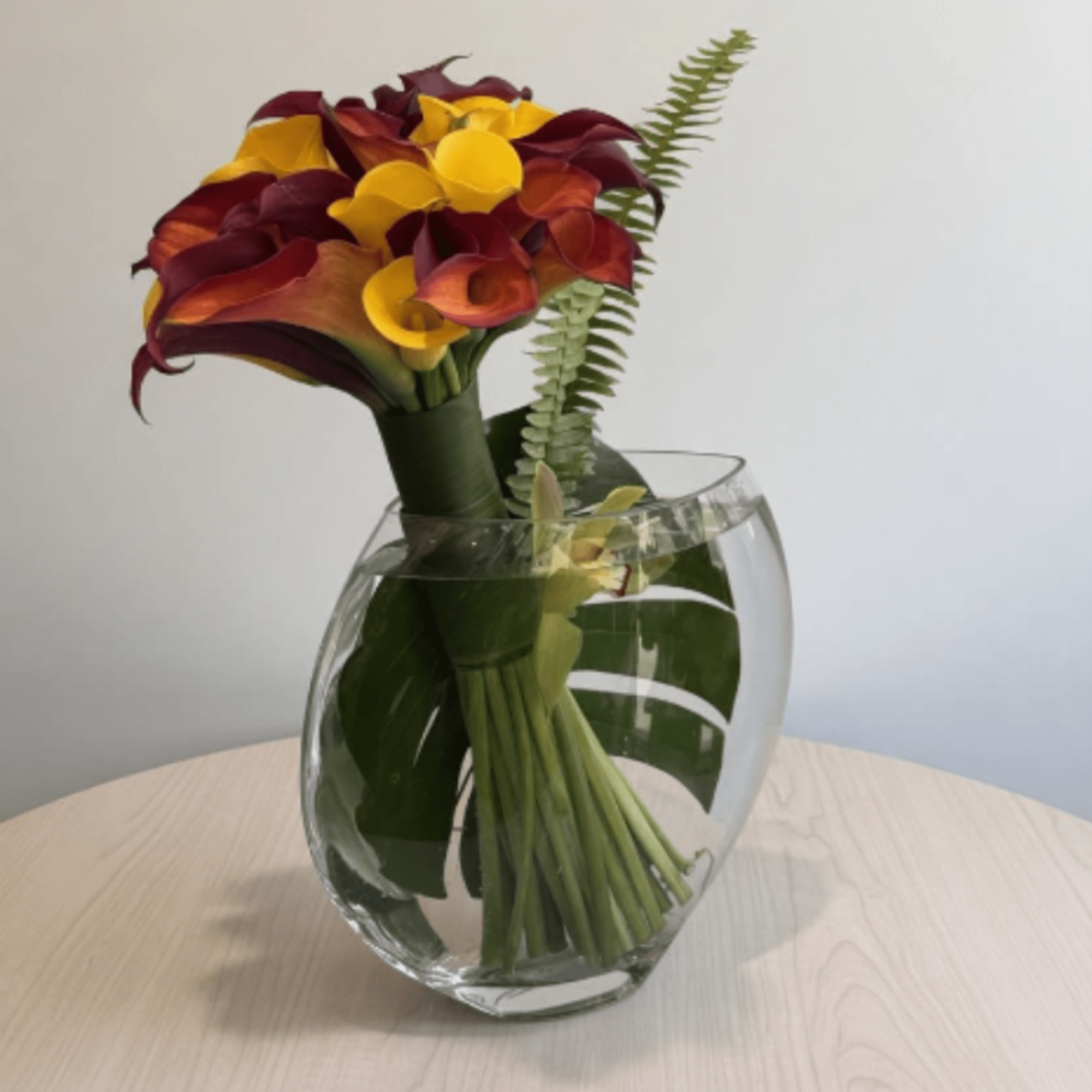 30 premium  Calla Lilies, and nice leaves in glass vase ., photo 2 of 2