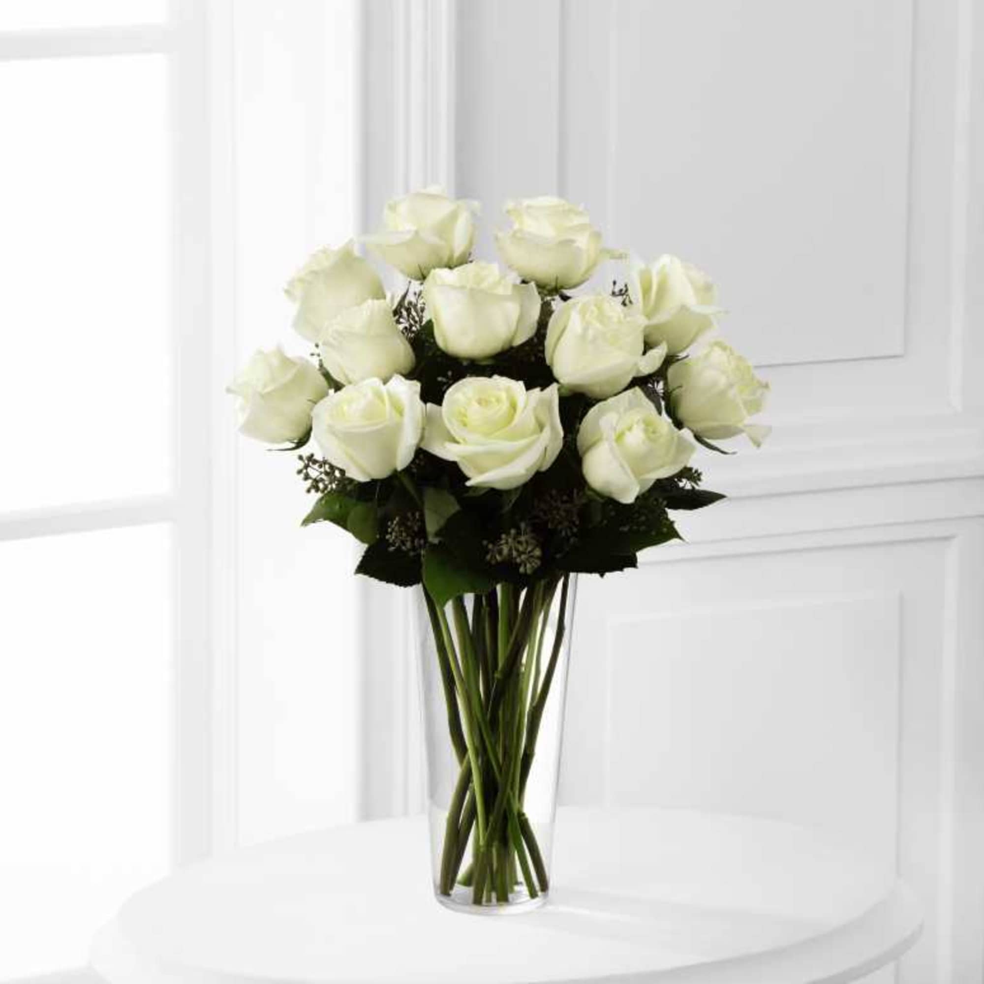 Bouquet of white roses in a clear glass vase