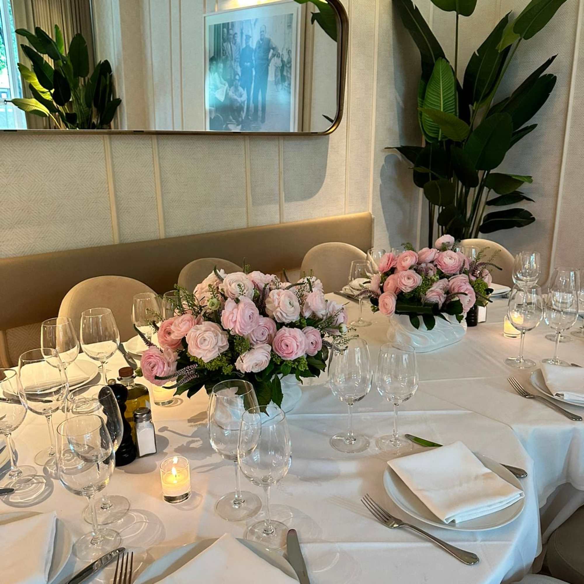 Event with ranunculus decorated 
Standard version set of 2 vases with ranunculus