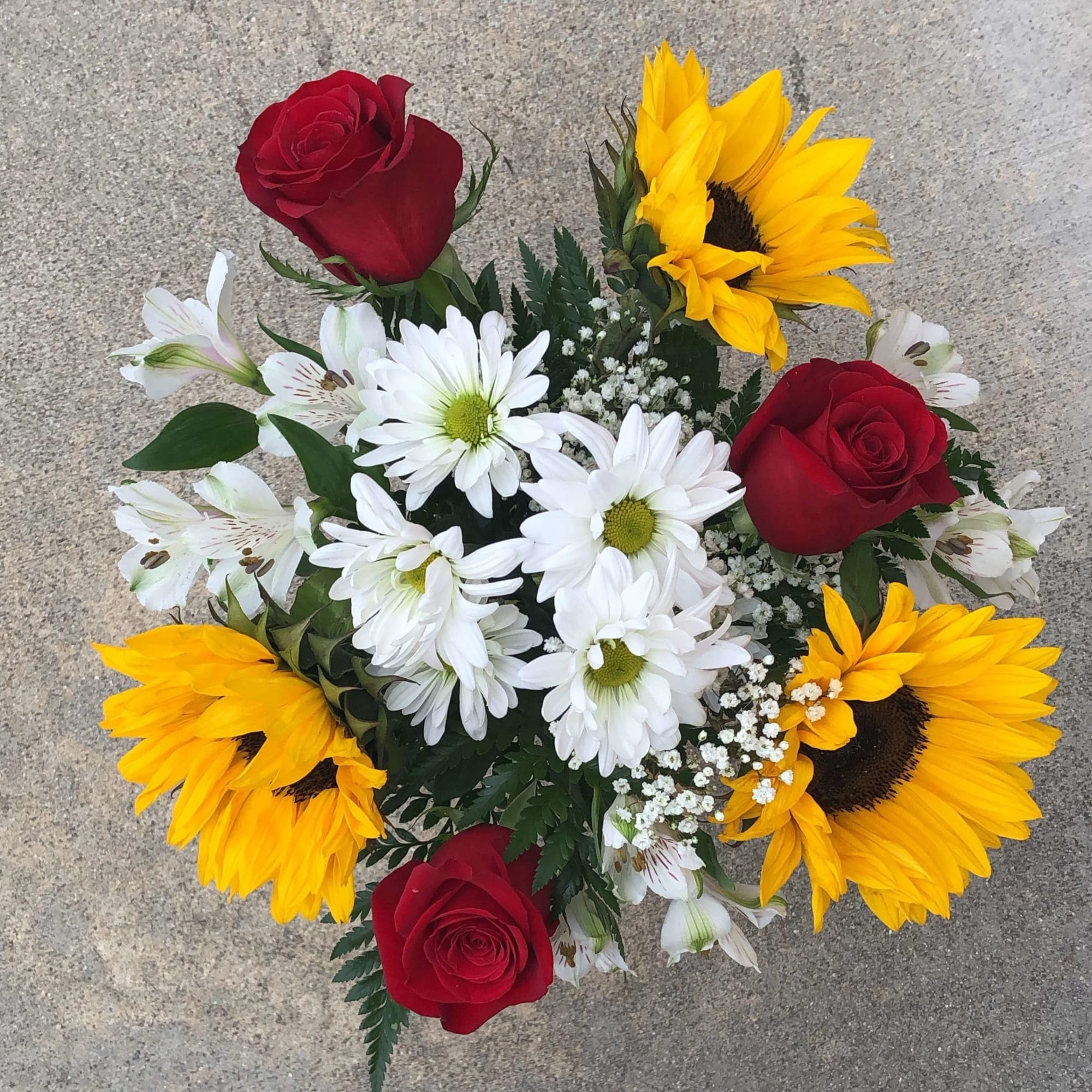 Bright and cheerful arrangement using red roses and sunflowers with some daisy, photo 2 of 2