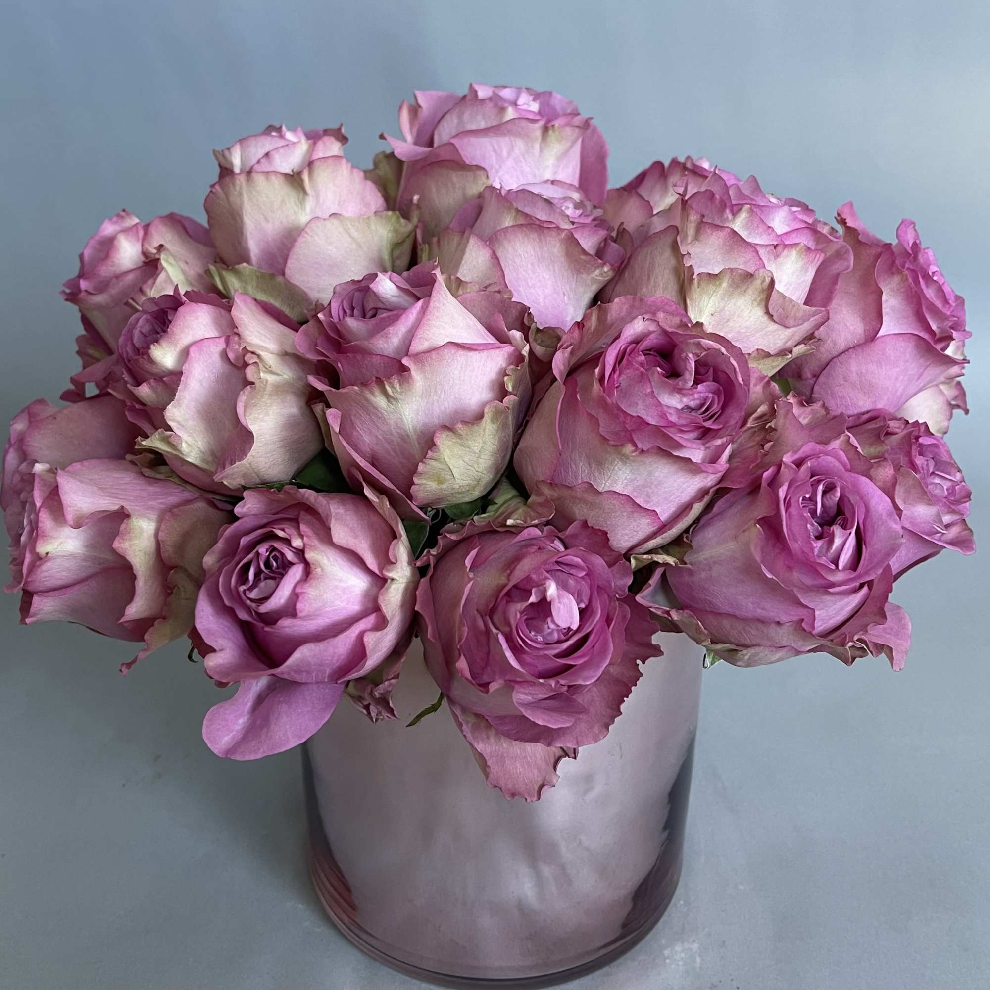Pink roses arranged in a silver vase, photo 2 of 6