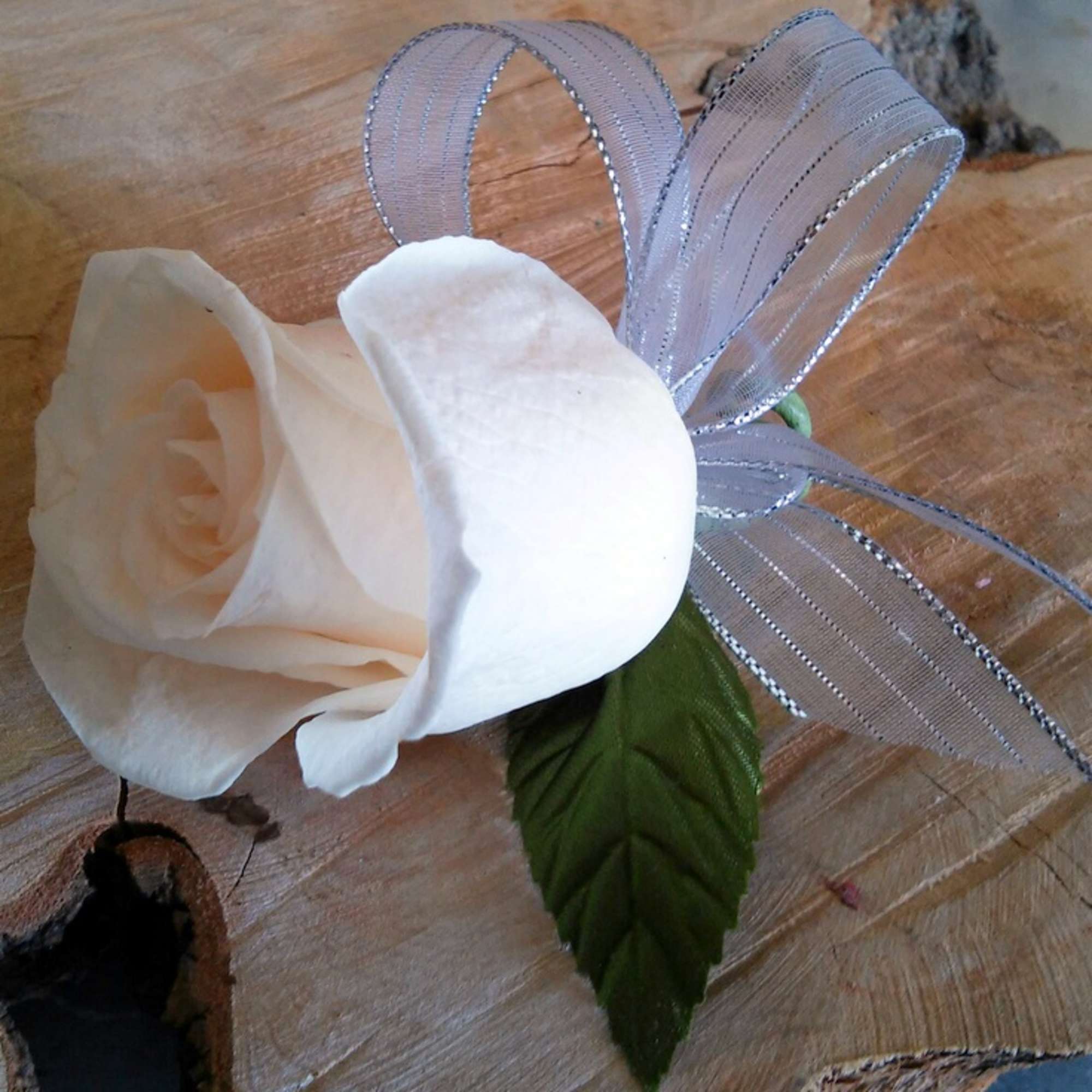 A single rose with simple greenery. This is available in other colors.
This, photo 2 of 2