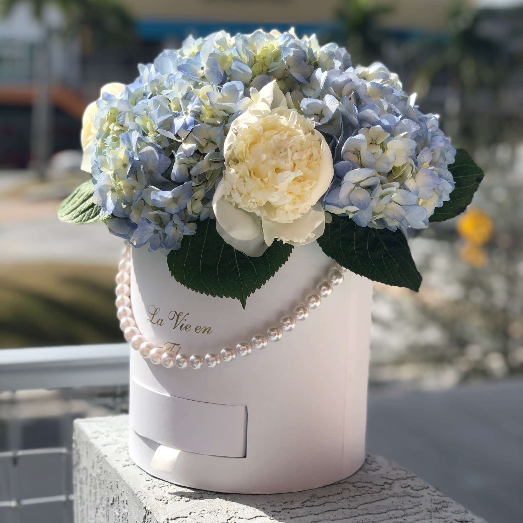 Nice present with tasty macaroons inside the hat box ...
Flowers shown as