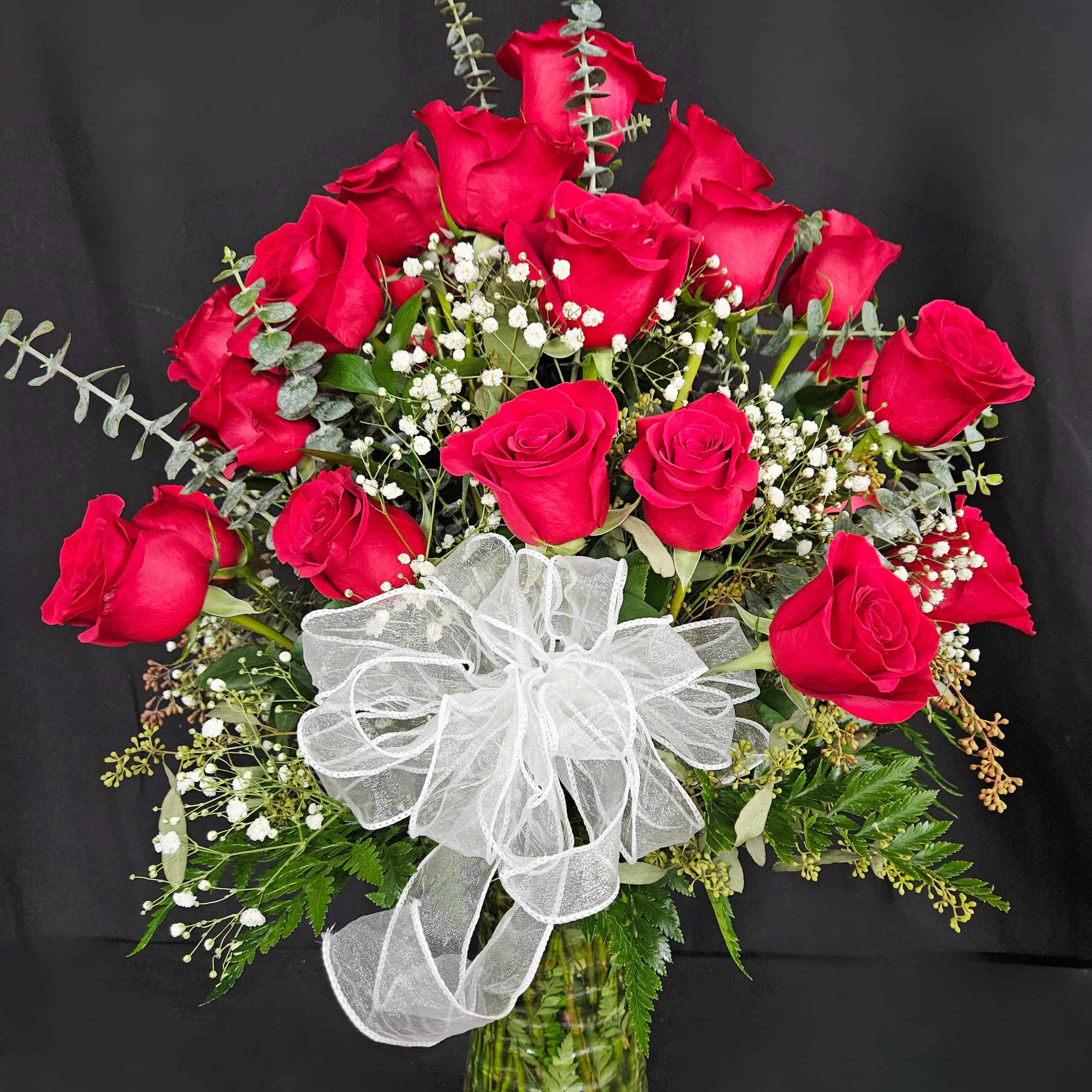 These dozen red roses with baby's breath are a classic! Perfect romantic