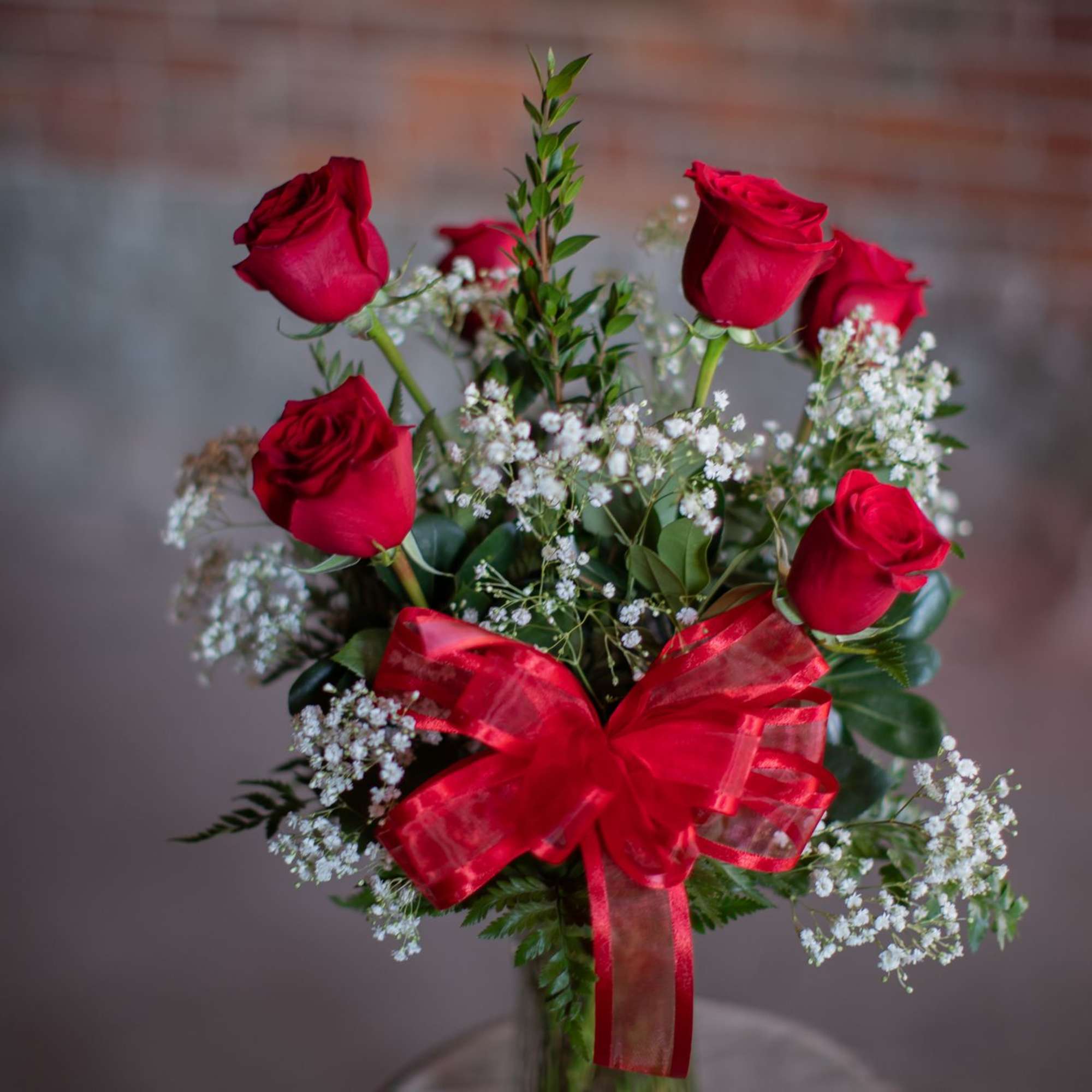 Bouquet of red roses with baby's breath and a red ribbon, photo 2 of 4
