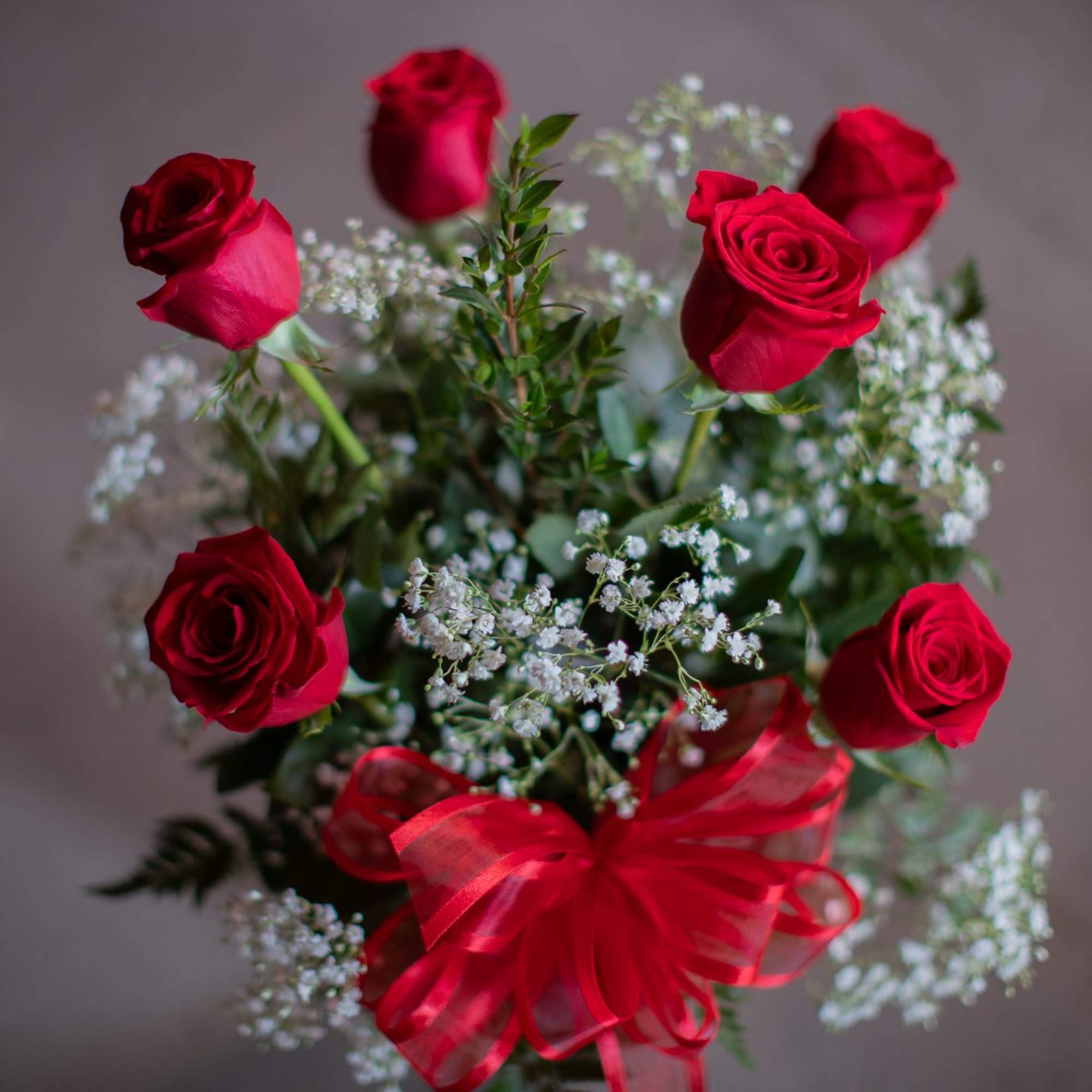 Bouquet of red roses with baby's breath and a red ribbon, photo 3 of 4