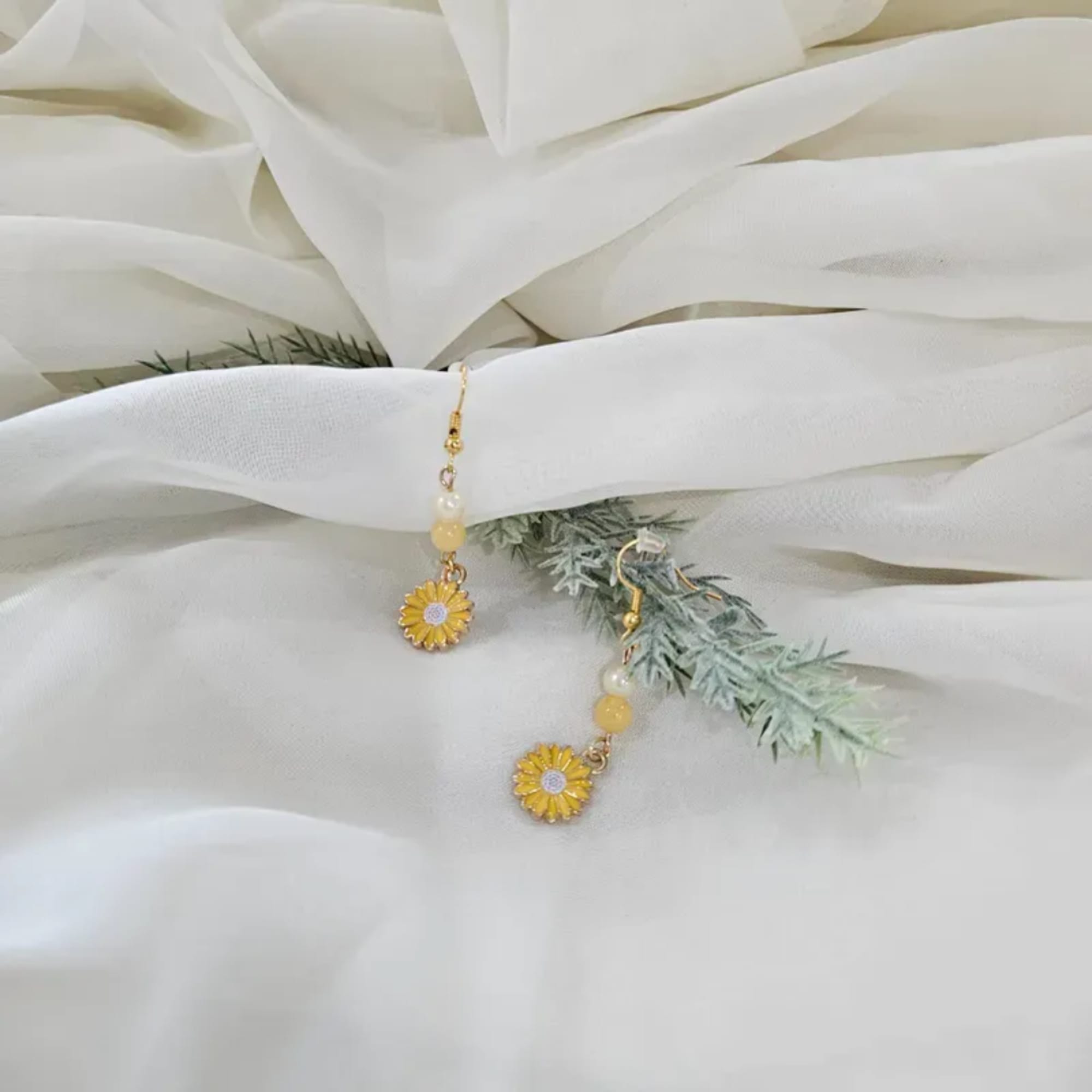 White floral garland with dangling yellow daisy charms
