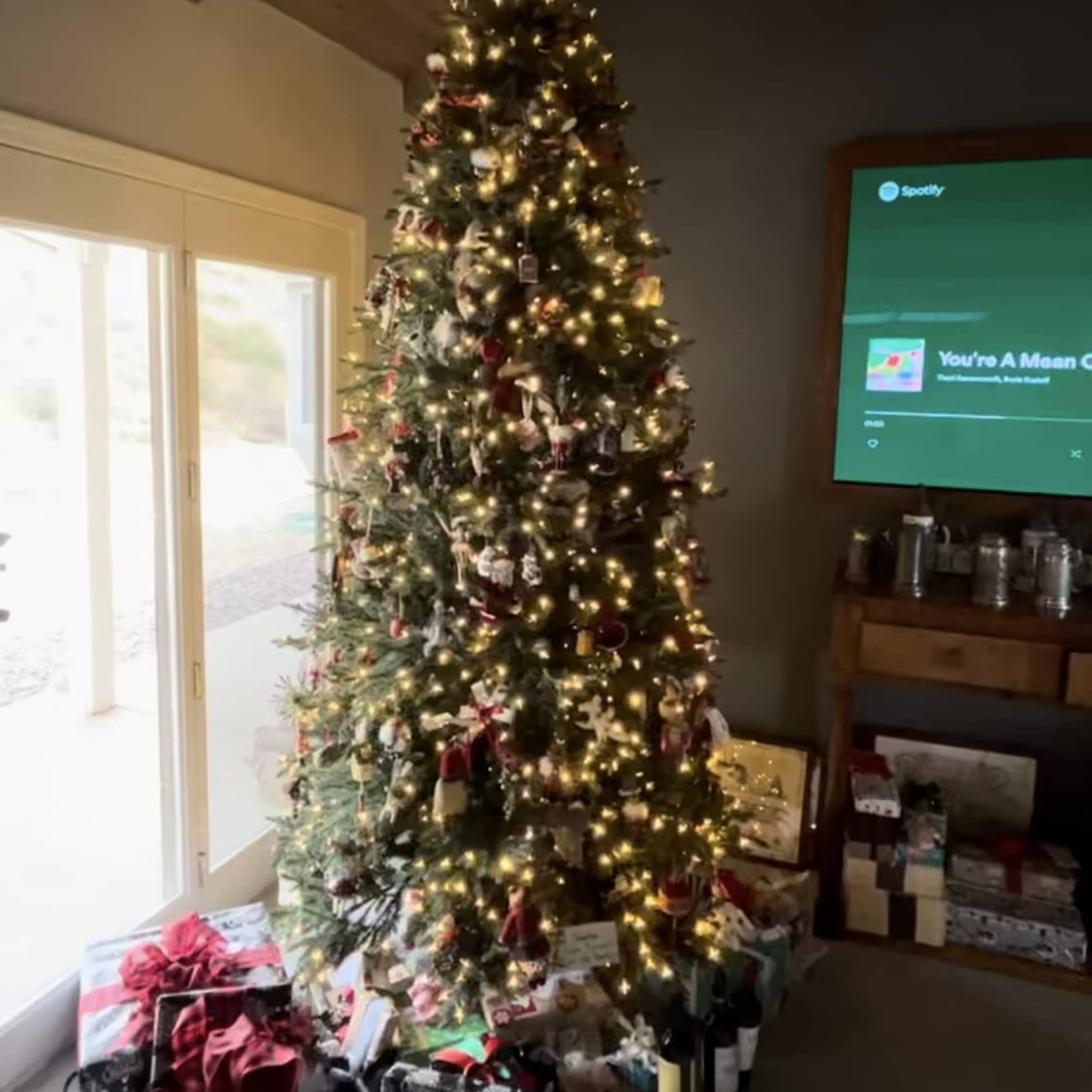 We&rsquo;re excited to offer in-home, professional Christmas tree decorating using your own, photo 4 of 4