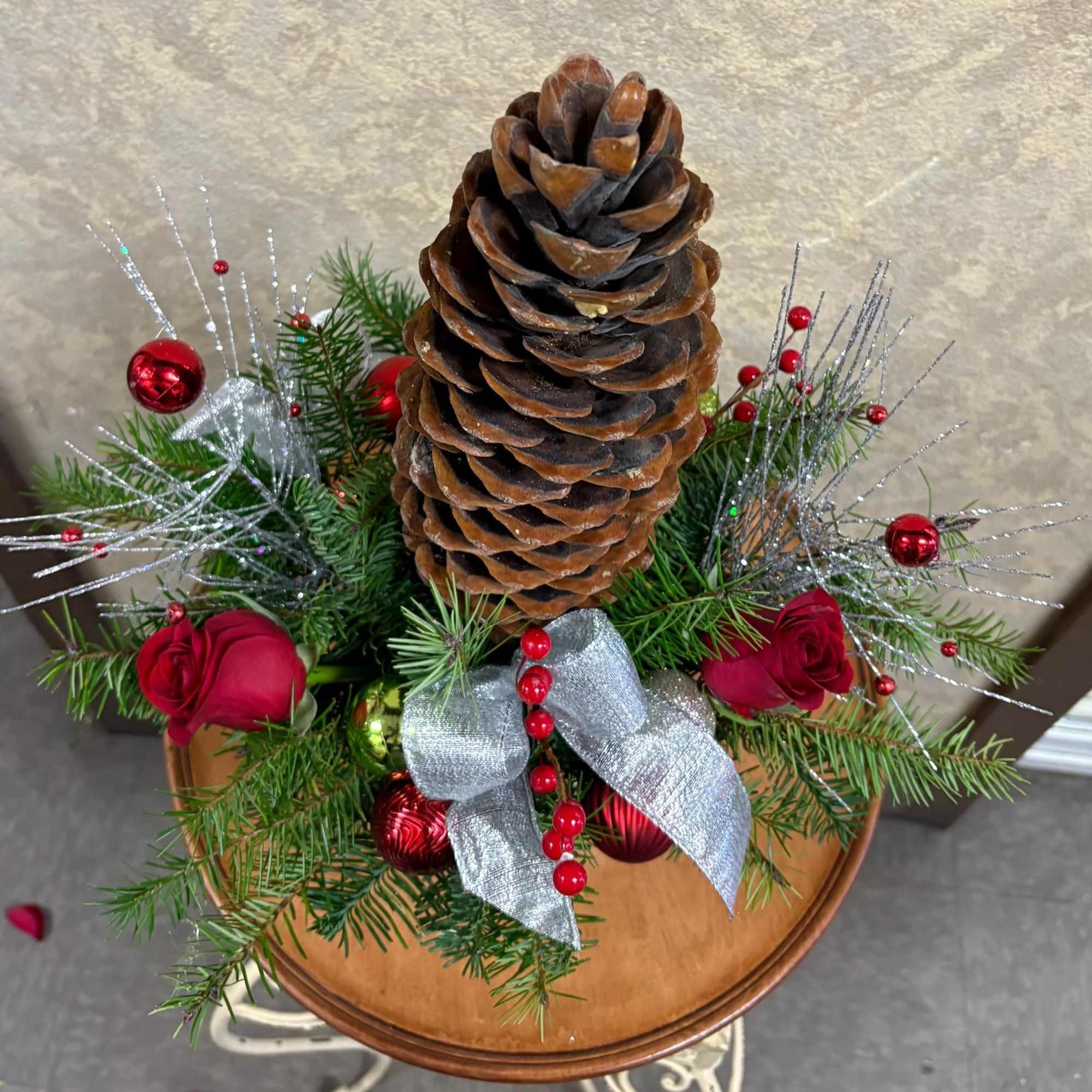 This holiday arrangement will last a long time!

Recipe: Red roses, Red faux, photo 3 of 4