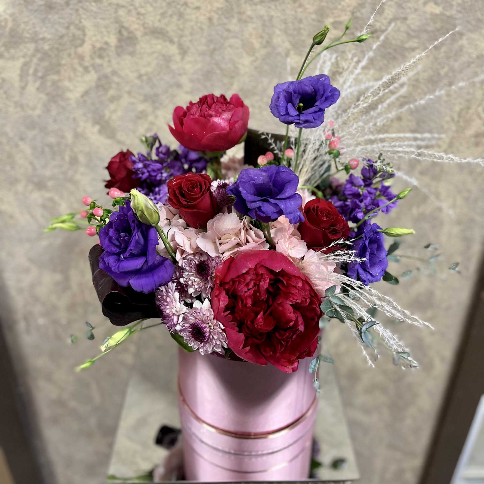 Send hugs and kisses with this exquisitely, romantic design.
Type of Flowers: Red