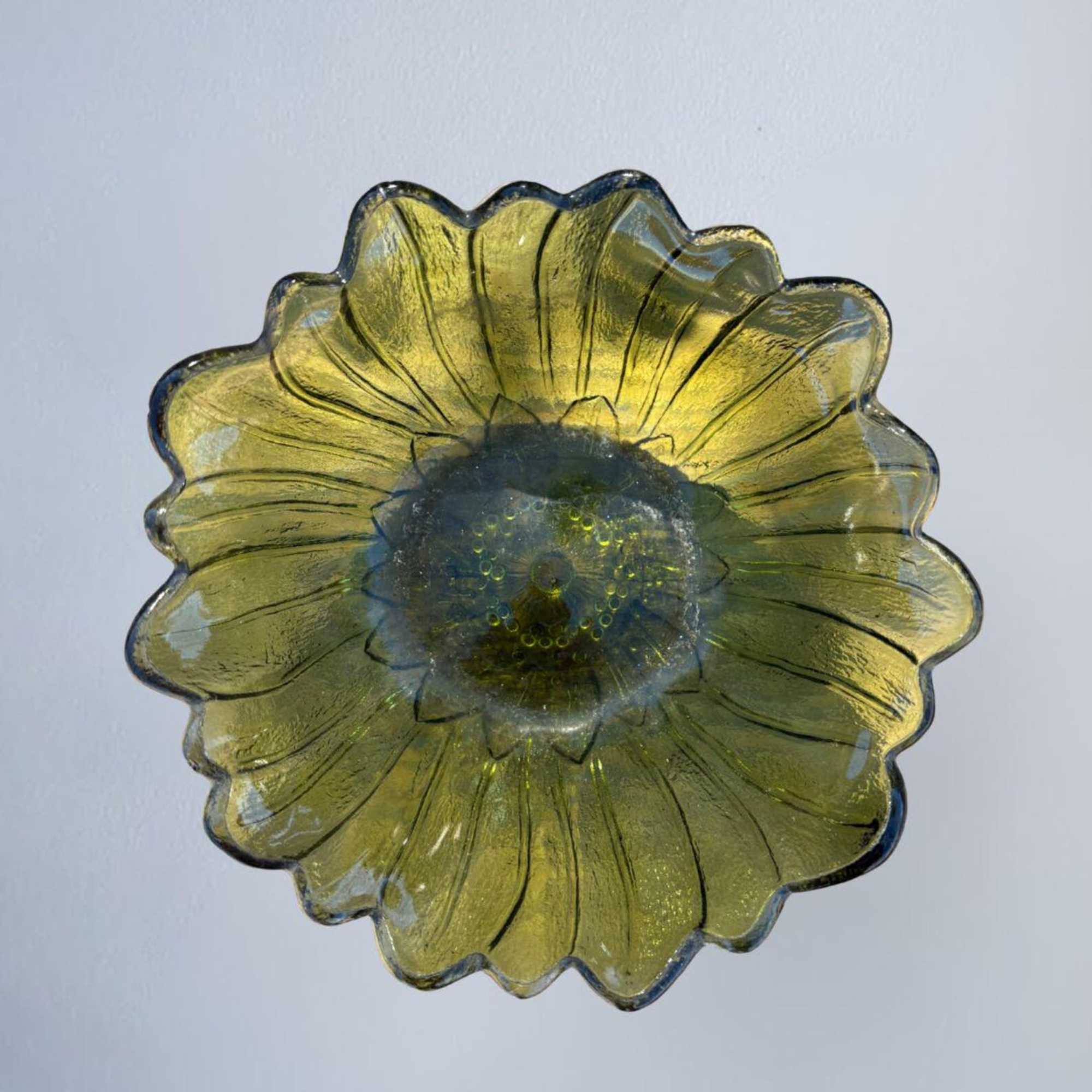 Vintage Indiana Glass Sunflower Bowl Avocado Green Carnival Glass Dish.

Manufacturer and Style:
It, photo 2 of 3