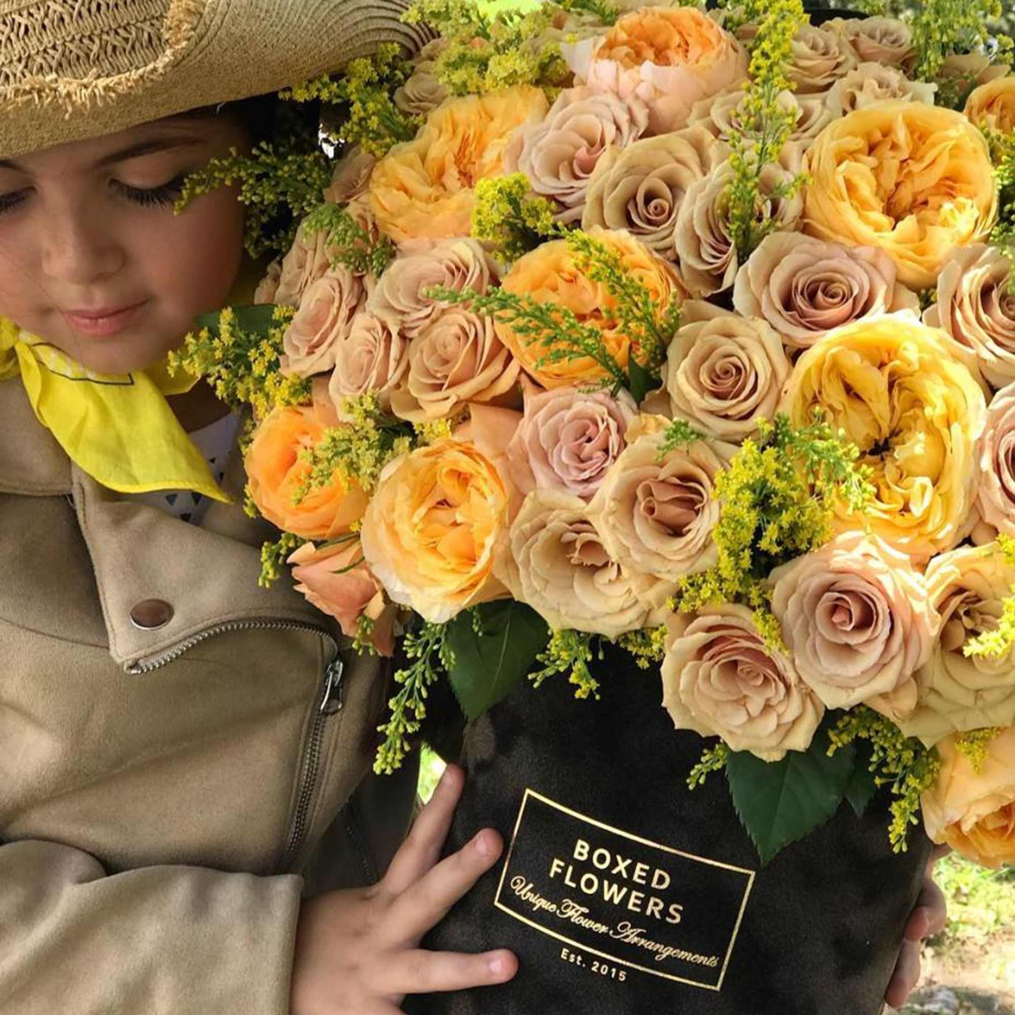 Large bouquet of peach and cream roses in a black box, photo 3 of 3