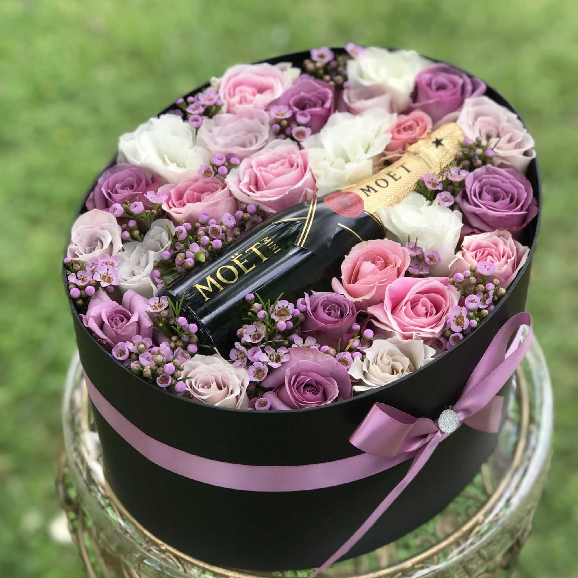 This is a perfect combination box for any occasion. Beautiful mixed roses
