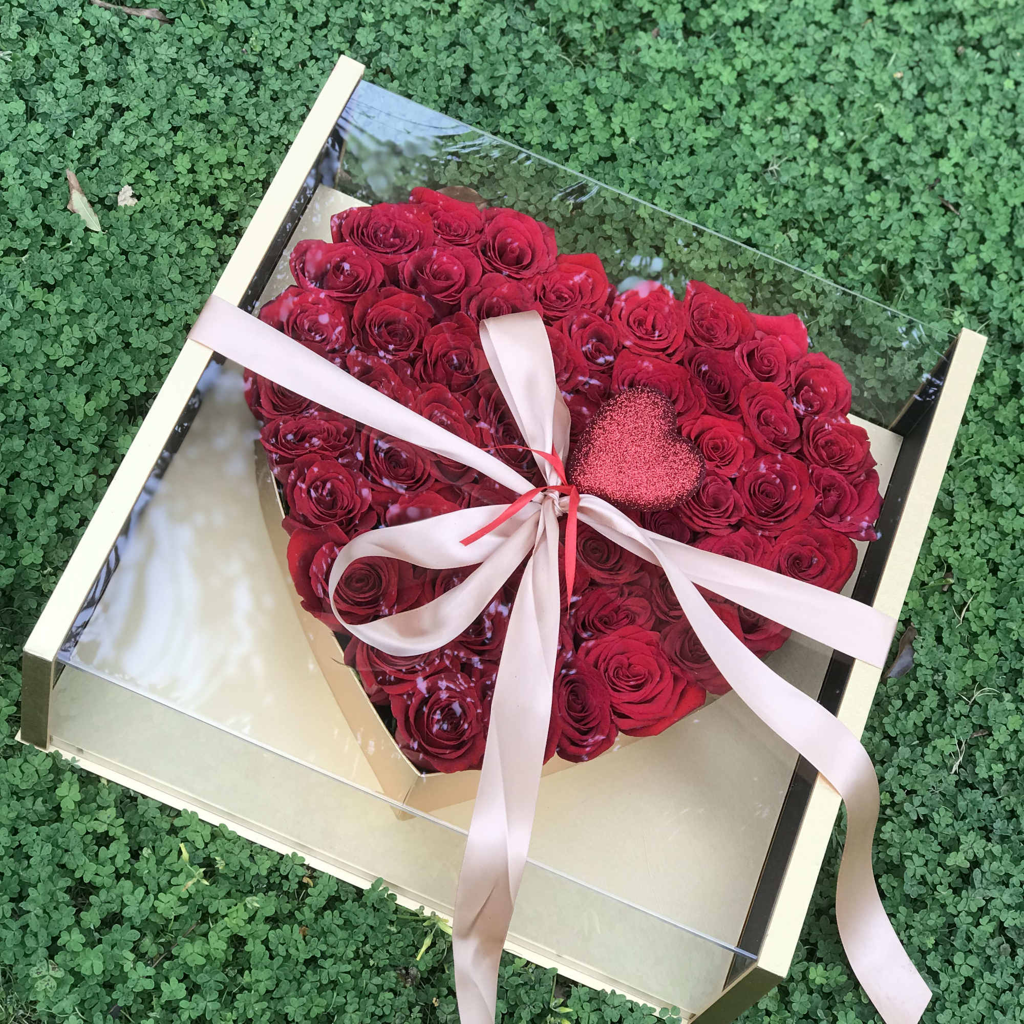 Mesmerizing arrangement!!! Our newest exclusive box that comes in gold, black, pink