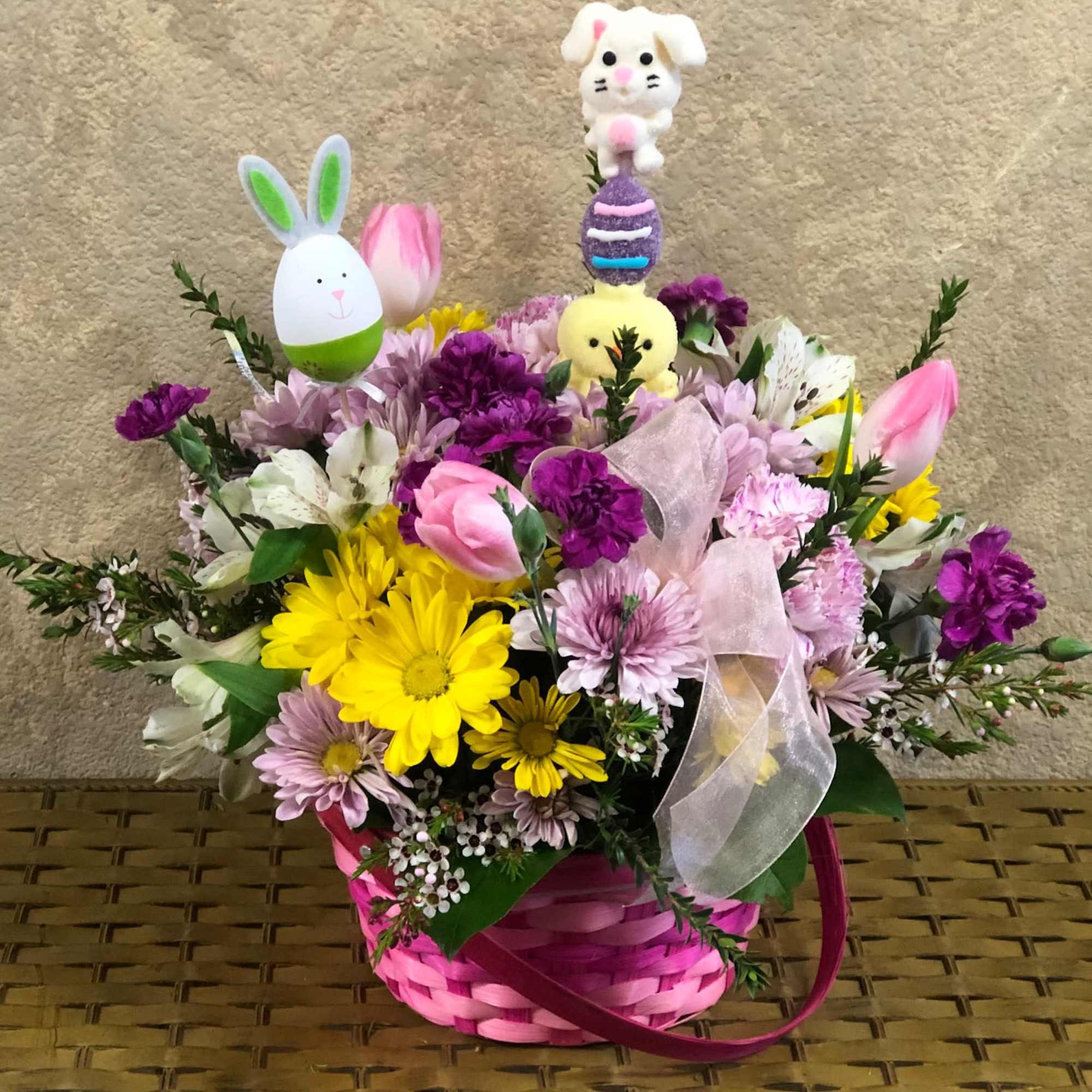 Send some Easter Blessings to your loved ones with Yellow daisies, purple