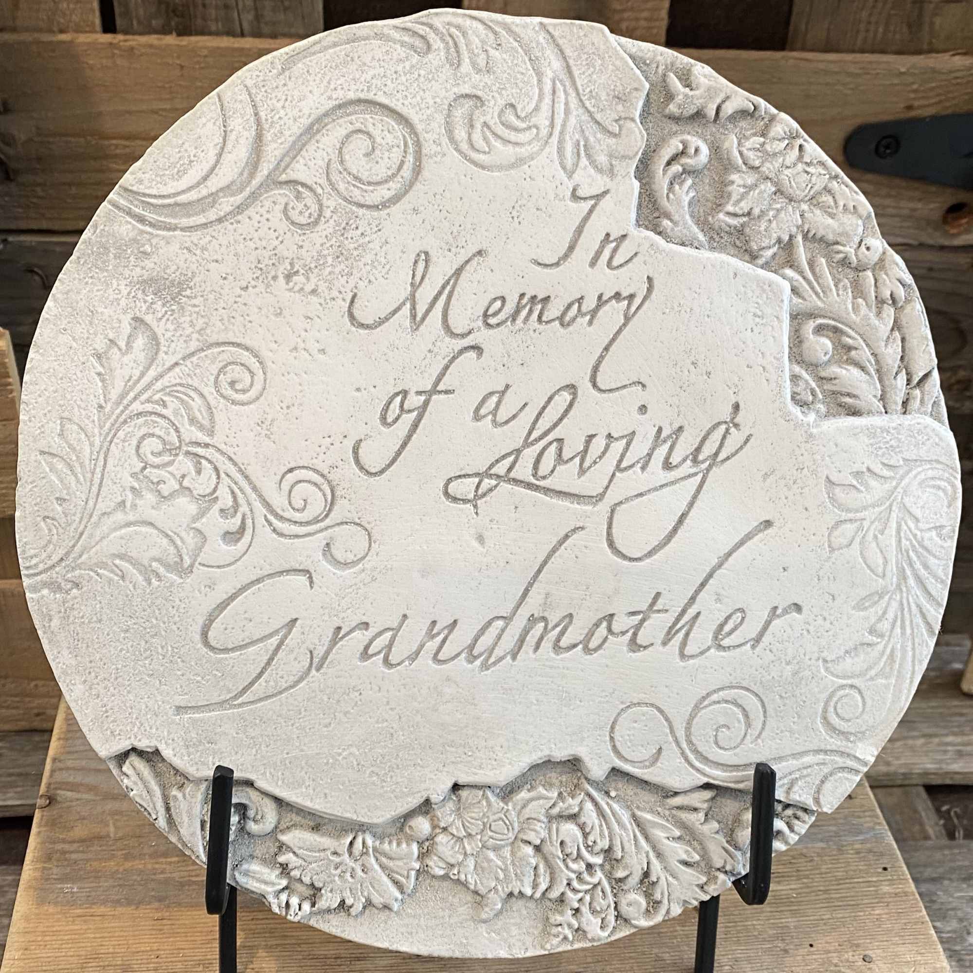 Round decorative plaque with the words "In Memory of a Loving Grandmother"