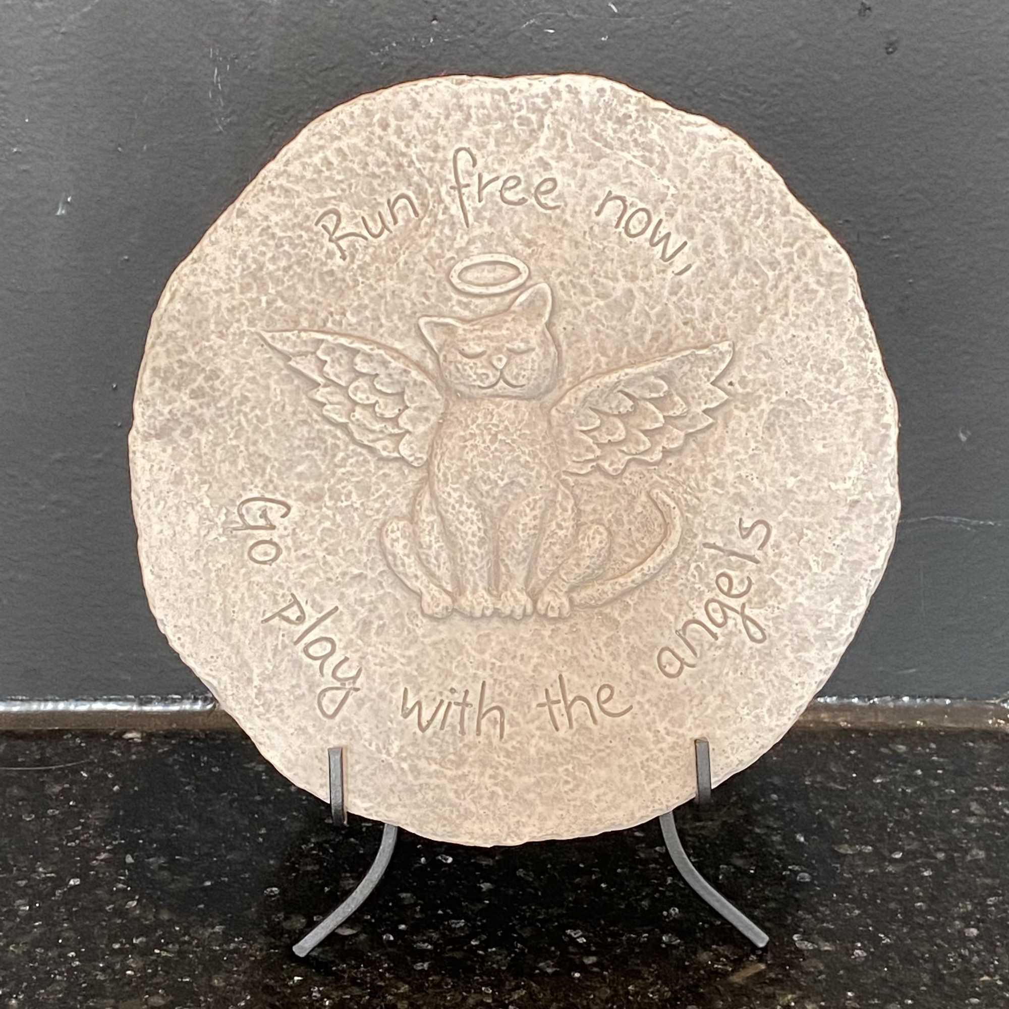 Round stone plaque with an angel cat and the words "Run free now", photo 2 of 3