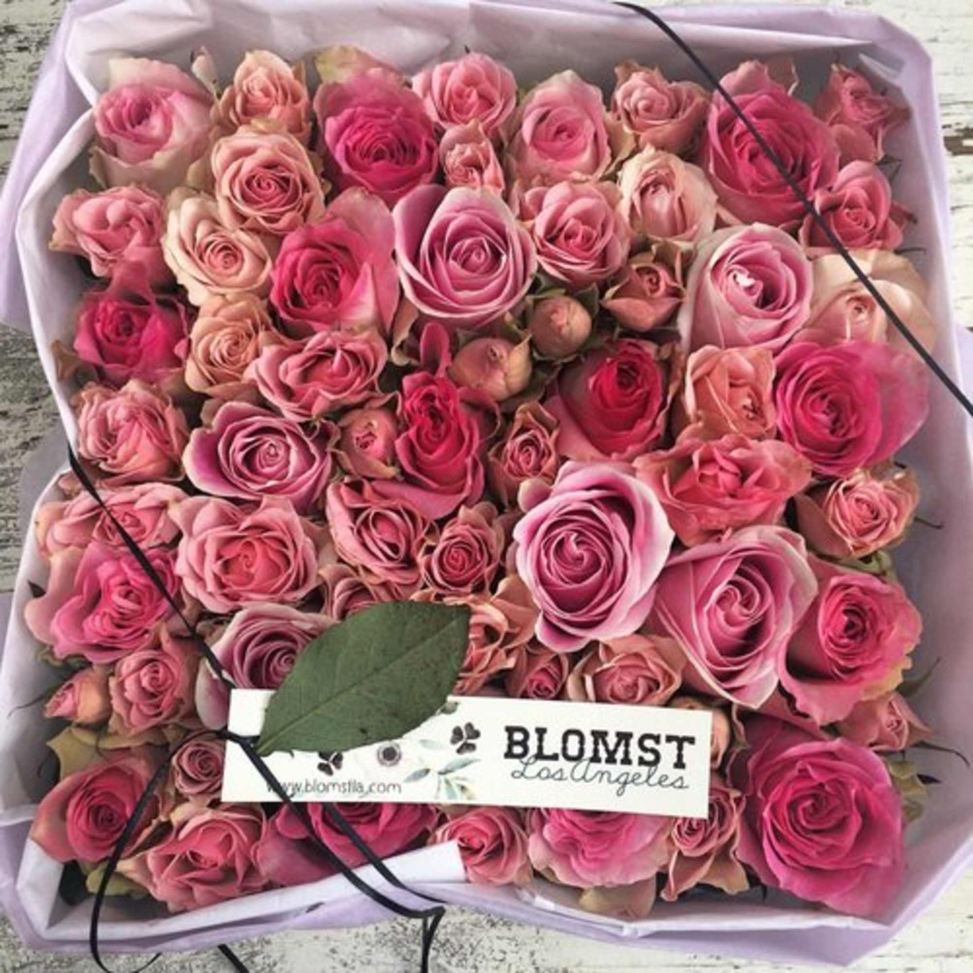A beautiful signature Blomst rose box packed with pink and light pink, photo 2 of 3