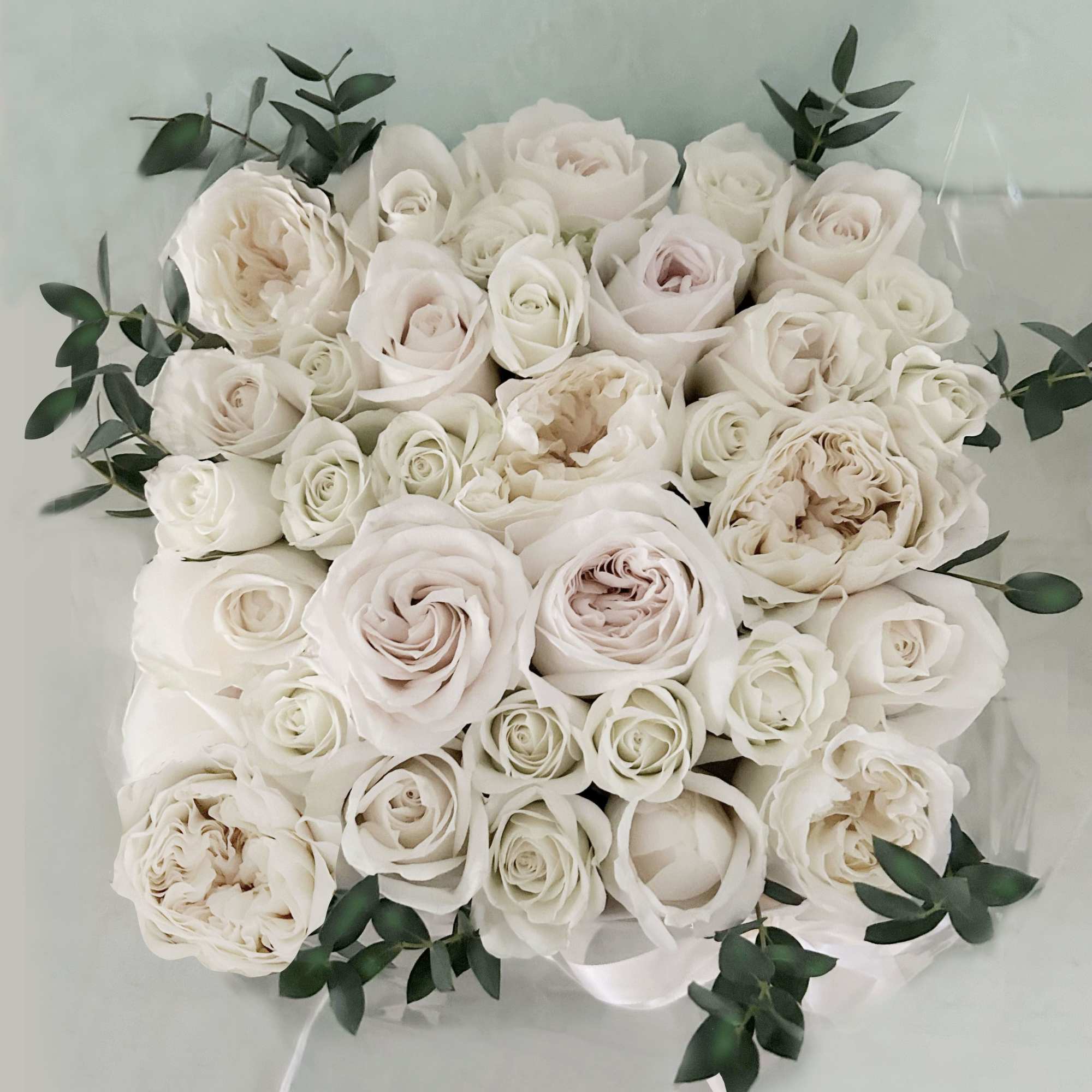 Beautiful signature Blomst Rose box. The light and natural wooden boxis packed