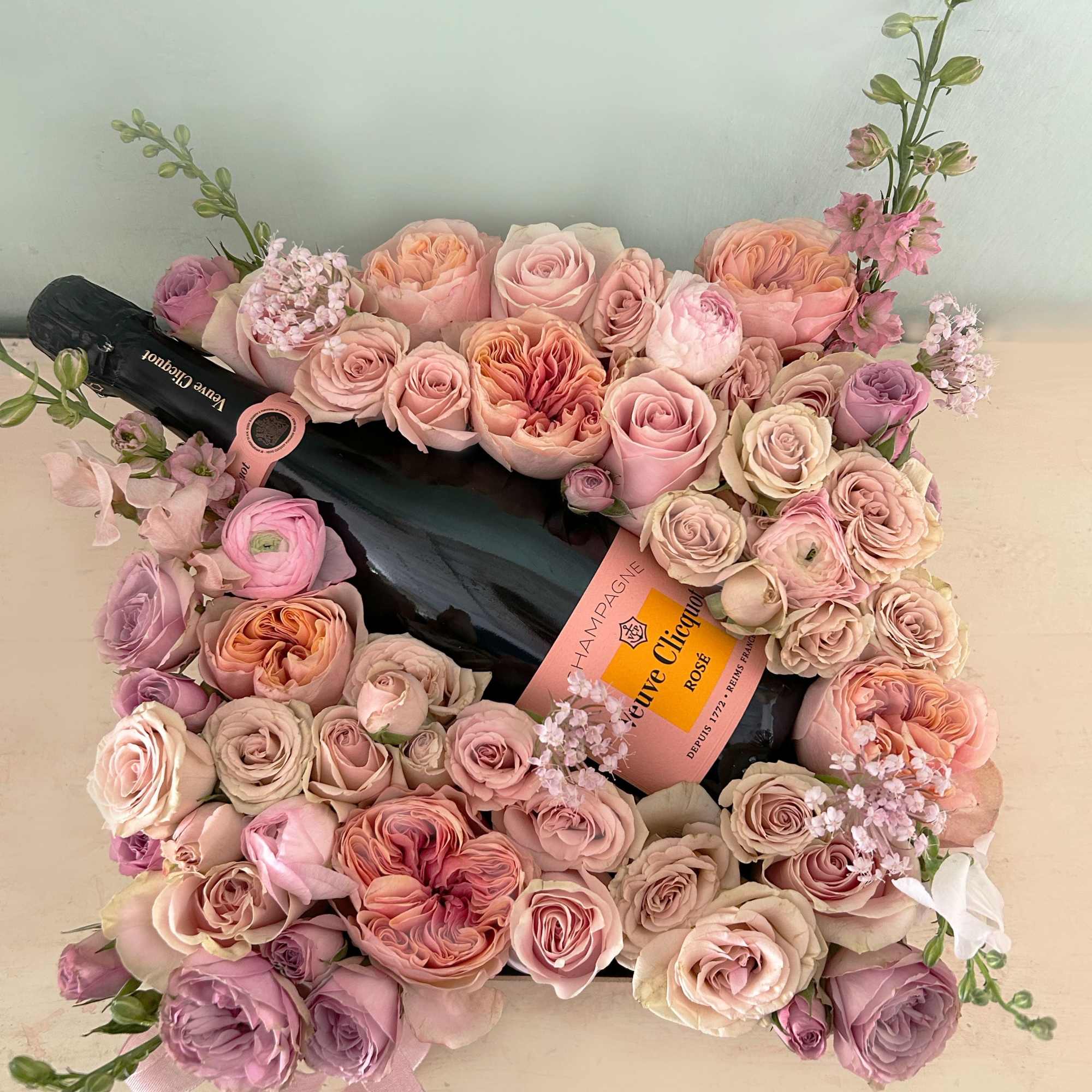 The ultimate luxury flower box to celebrate and cheer. A luxurious Veuve